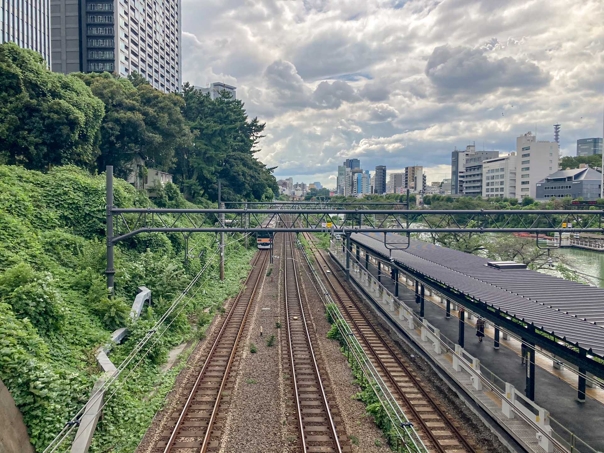 今富士見町二丁目九番外望。作者在9月來到蕭紅在東京旅居的地點考察,想像蕭紅都曾看過的河景與電車風景。如再考證一下,對照古今地圖的話,神社外的樹木行列,也可能是蕭紅可看到的風景。圖:作者提供
