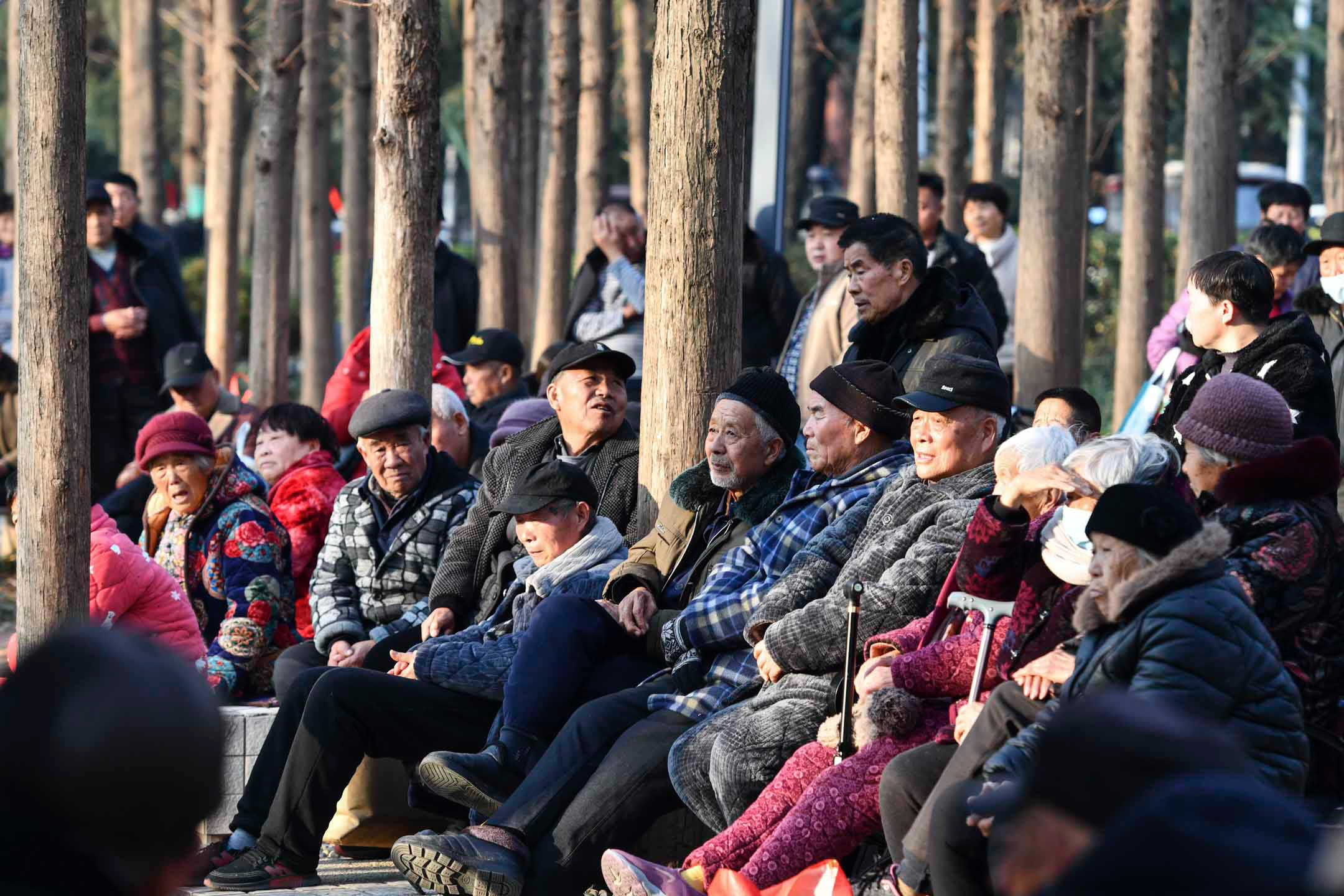 2024年1月13日，中國安徽，老人家坐在公園裡。攝：AN MING / Feature China/Future Publishing via Getty Images