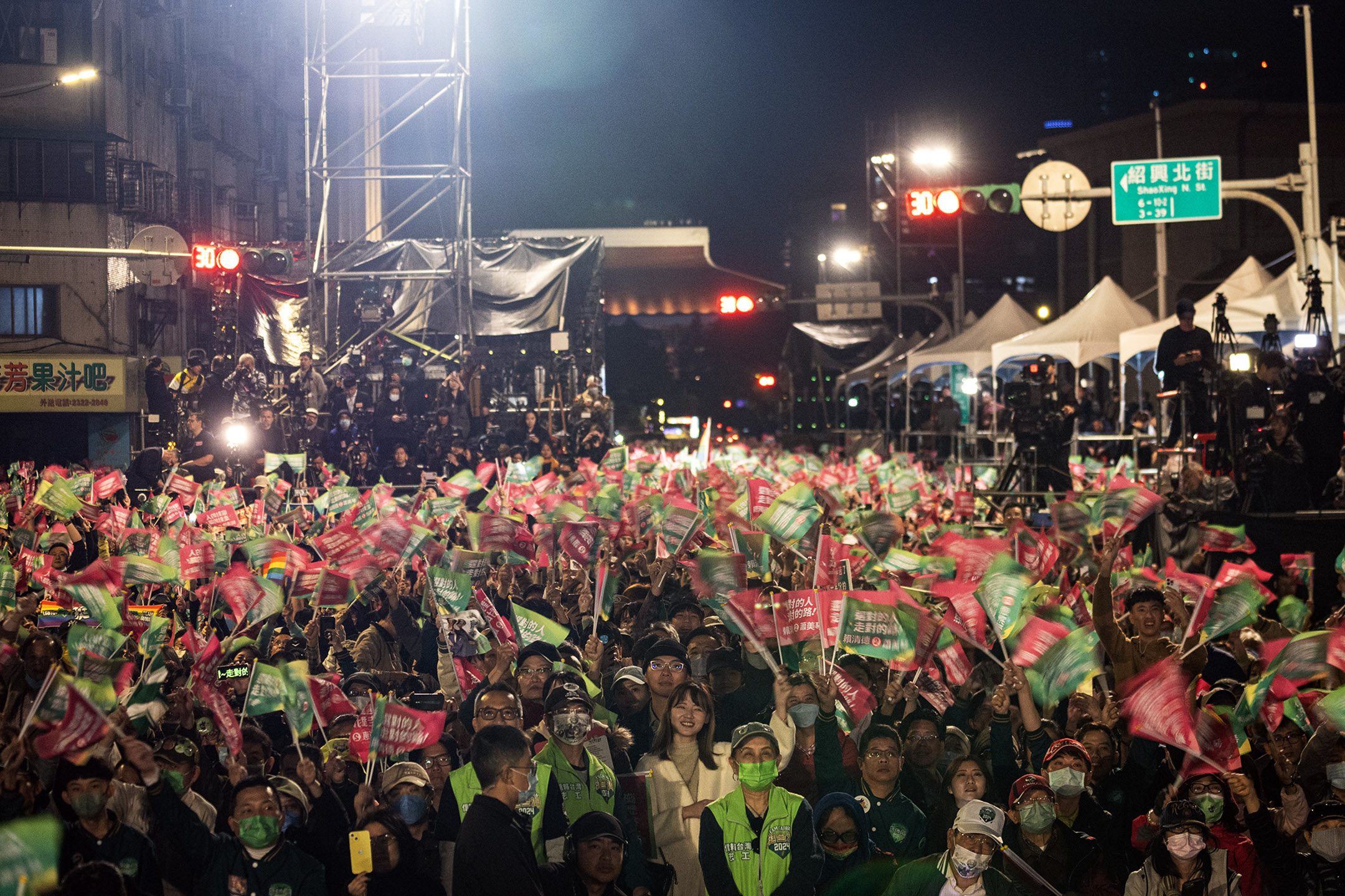 2024年1月13日,台灣大選開票,賴清德競選總部開票現場。攝:陳焯煇/端傳媒