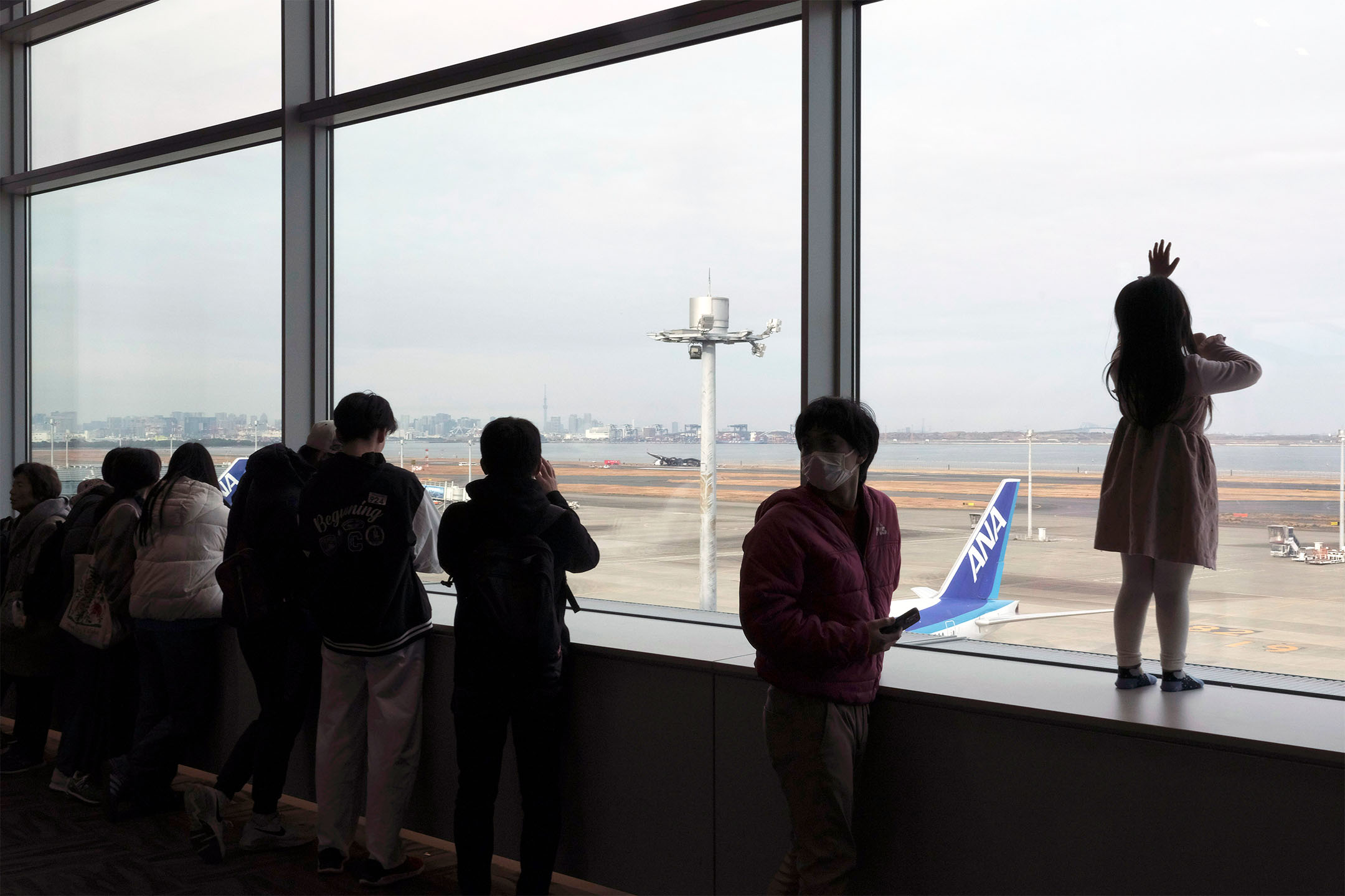 2024年1月2日,日本,因飞机相撞导致航班取消,大批旅客滞留在羽田机场。摄:Kentaro Takahashi/Bloomberg via Getty Images