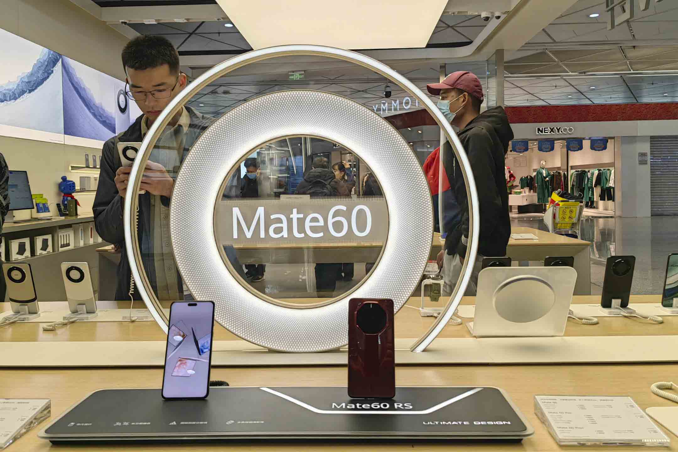 2023年11月19日,中國西安的華為專賣店,市民在選購 Mate 60 Pro 手機。攝:CFOTO/Future Publishing via Getty Images