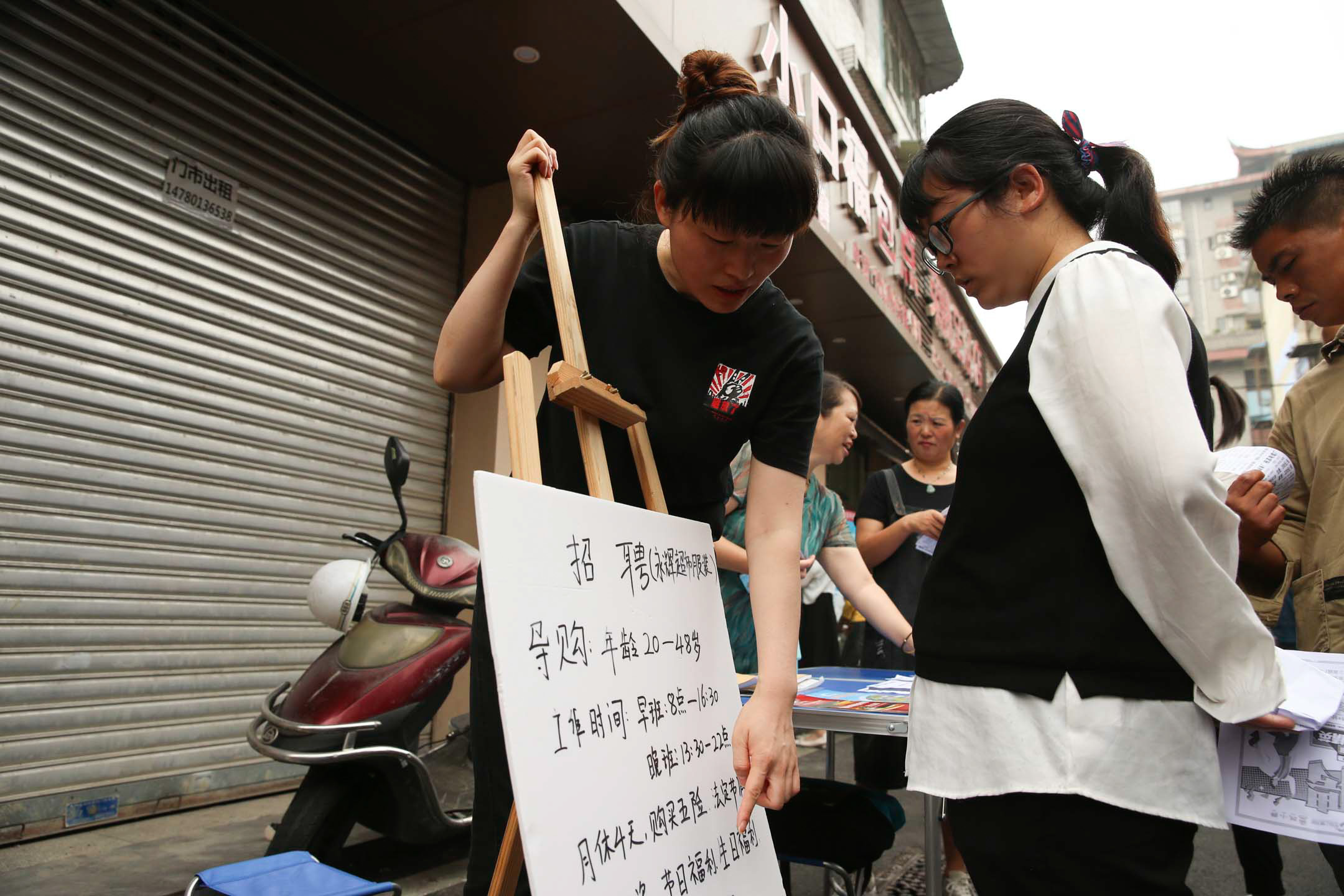 2023年6月18日，中國四川，求職者在招聘會上尋找工作。攝：Costfoto/NurPhoto via Getty Images