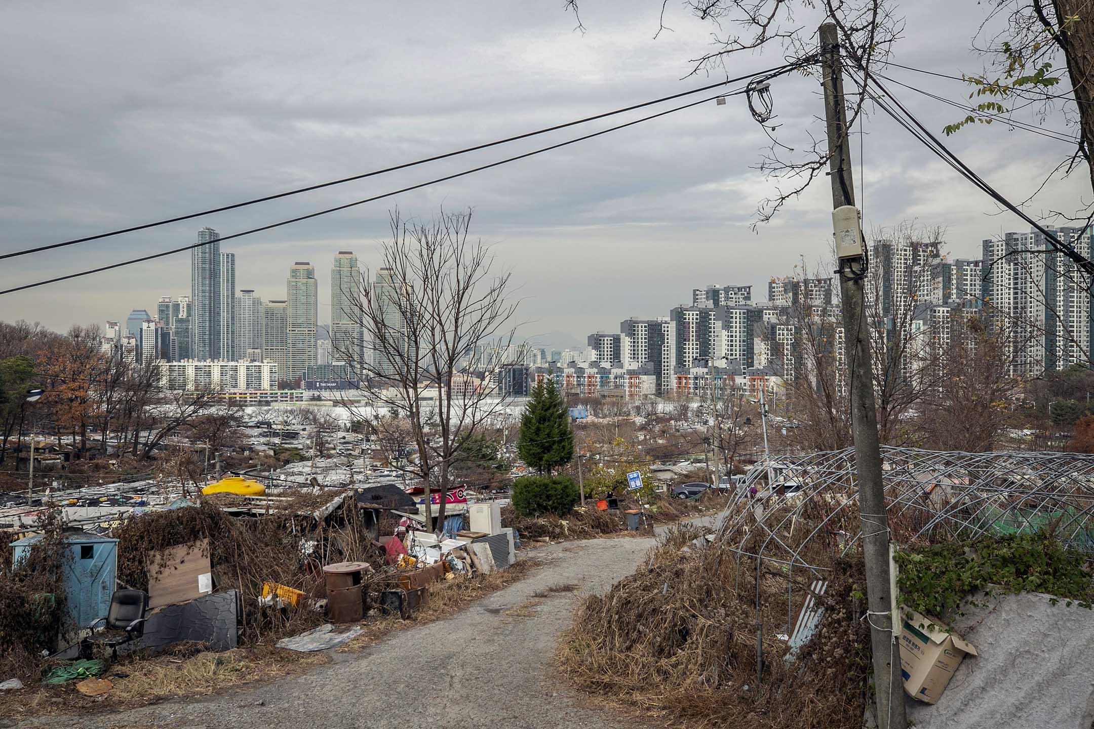 2020年11月24日,首爾九龍村背後矗立著高樓大廈。攝:Jean Chung/Bloomberg via Getty Images