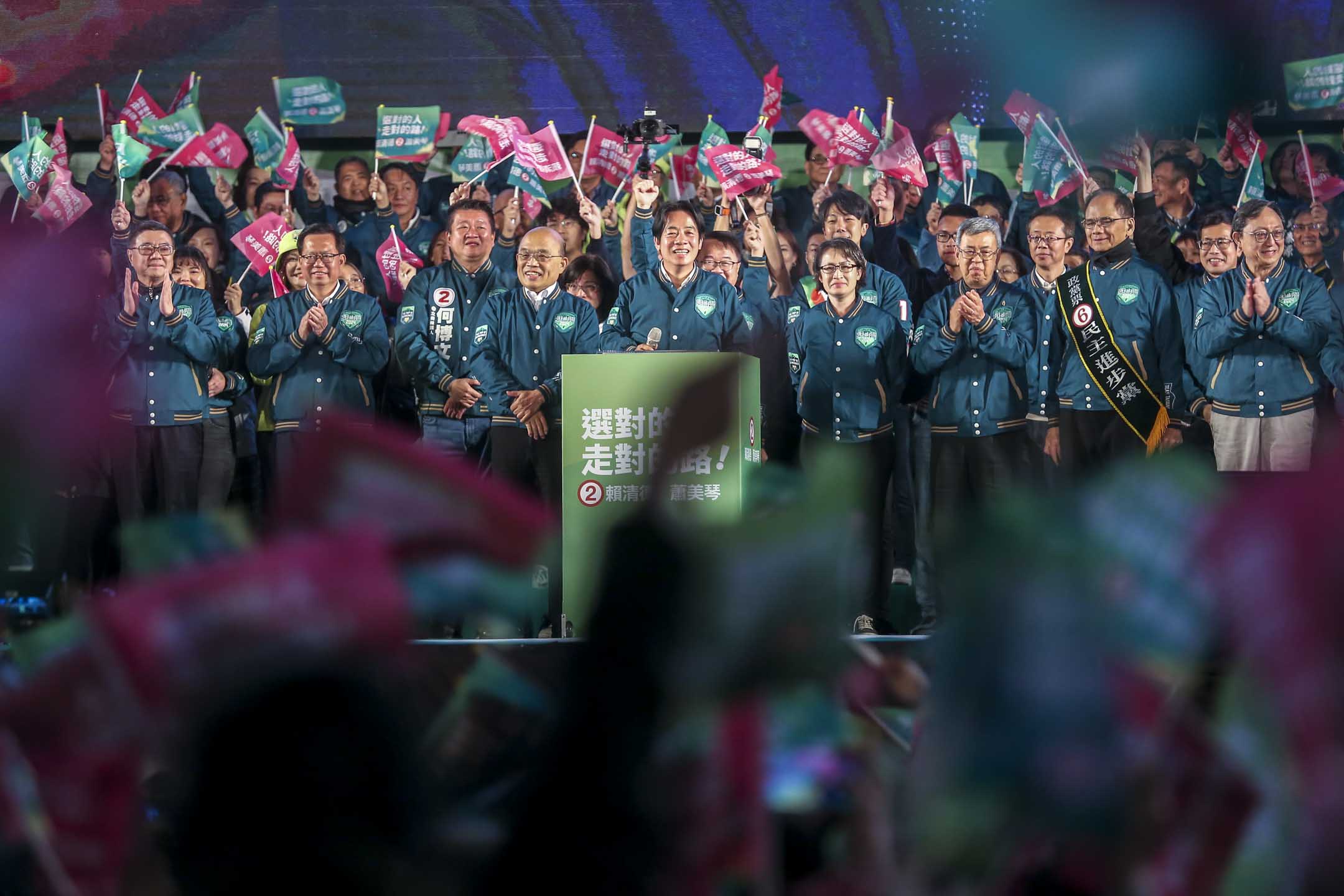 2024年1月12日,民進黨正副總統候選人賴清德、蕭美琴在新北市板橋第二體育場「台灣美德站出來,迎向勝利選前之夜」。攝:黃永俊/端傳媒