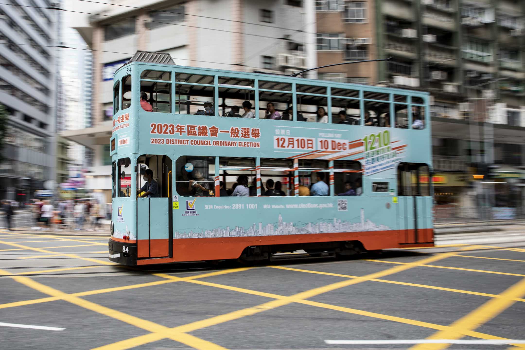2023年11月10日,电车车上的区议会选举广告。摄:林振东/端传媒