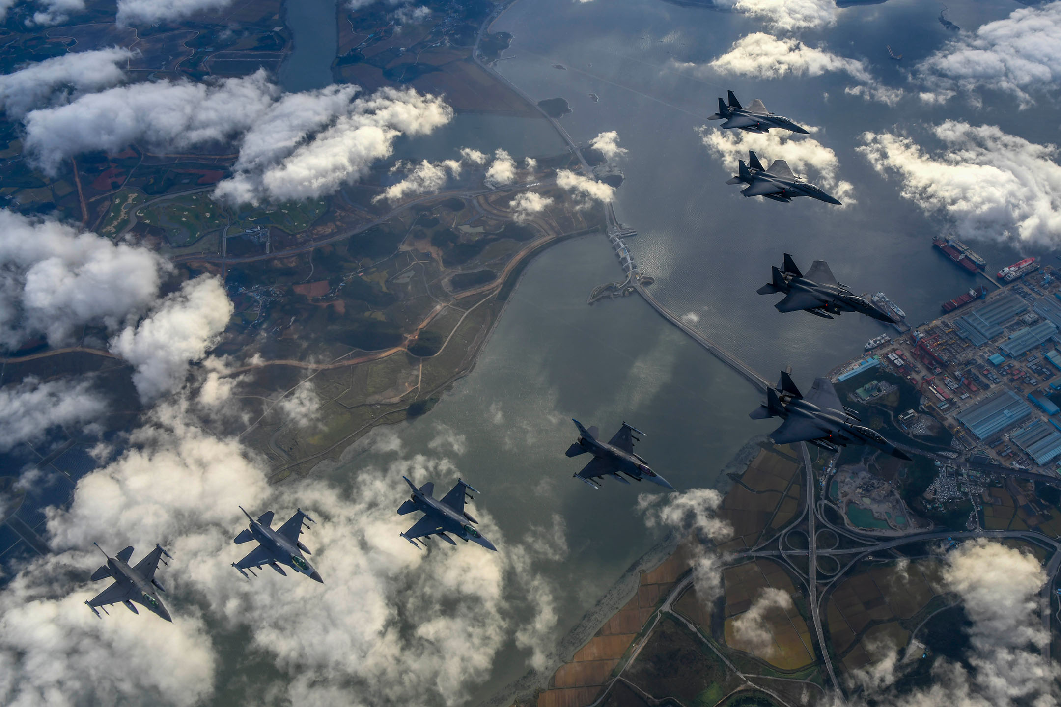 2022年10月4日,韩国和美国军队举行空中力量演习。摄:South Korean Defense Ministry via Getty Images
