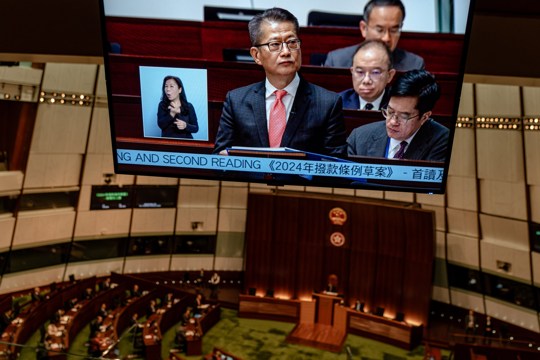 2024年2月28日,财政司司长陈茂波在立法会发表本届任内第二份财政预算案。摄:Ryan Lai/端传媒
