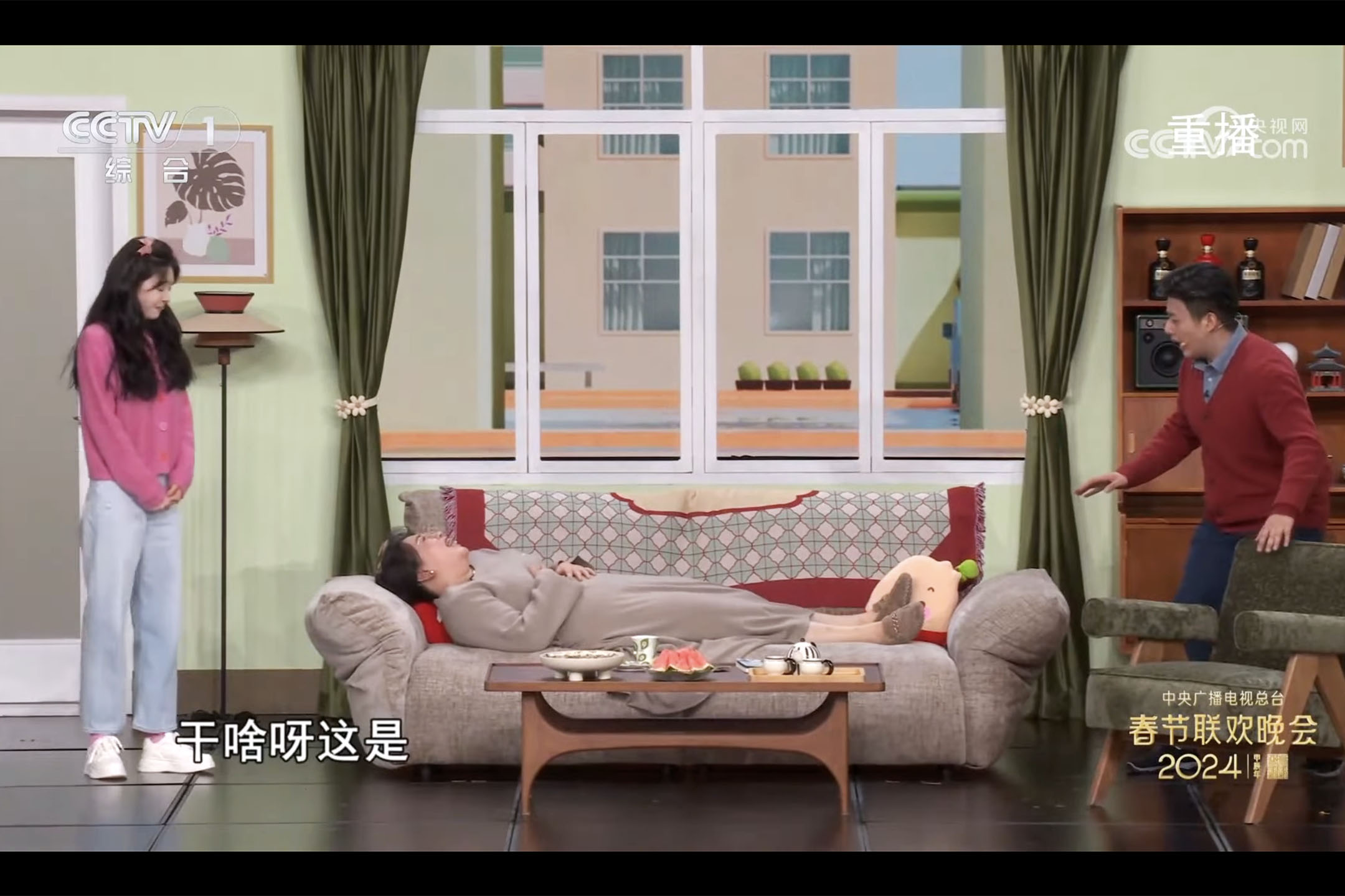 2024年中国中央电视台的春节联欢晚会,春晚的小品,蒋诗萌、章若楠的《那能一样吗?》。图:影片截图