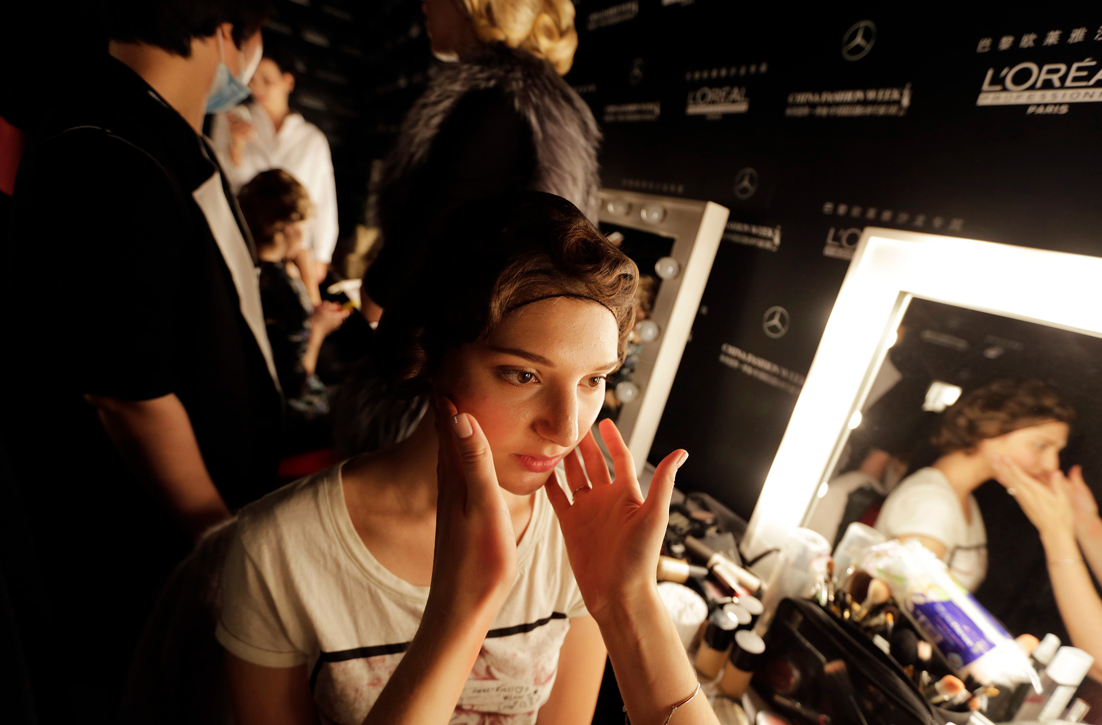 北京中国国际时装周(OPEN RUSSIAN FASHION),一名模特在后台化妆。摄:Jason Lee/Reuters/达志影像