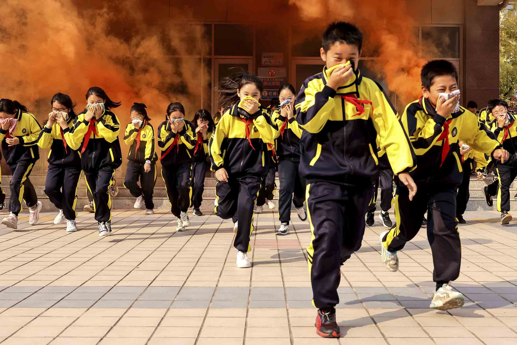 2023年10月13日,中国山东一间小学的学生进行火灾紧急逃生演练。摄:CFOTO/Future Publishing via Getty Images
