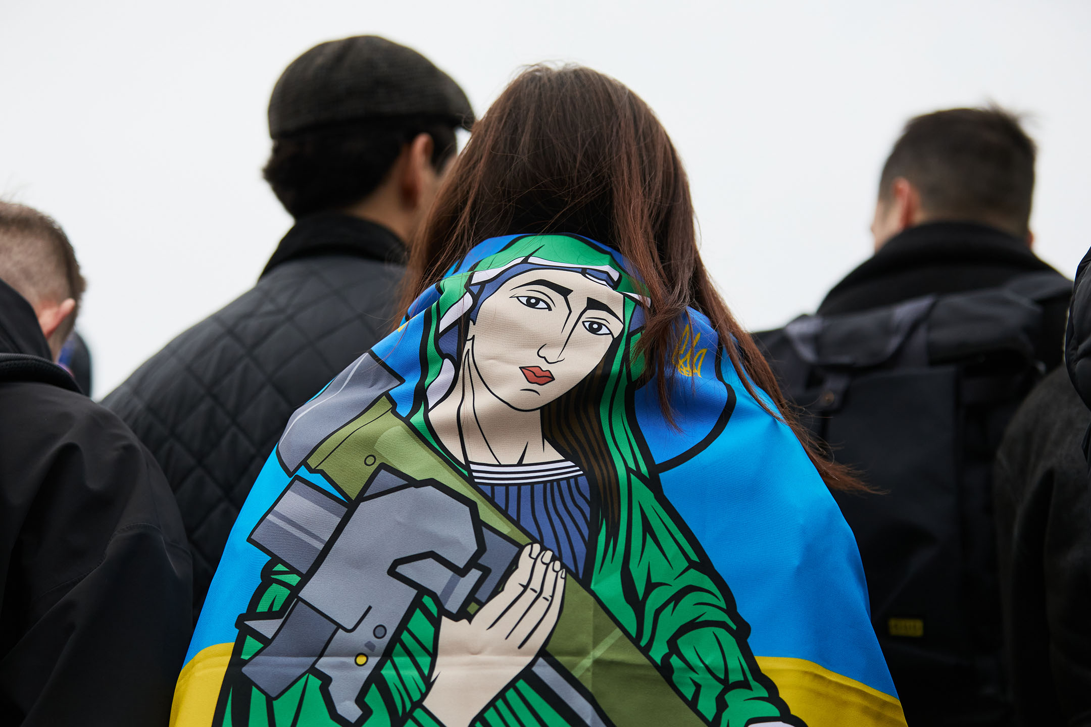 2024年2月24日,烏克蘭,一名女士身上蓋著旗幟,描繪了俄烏戰爭的標誌圖案「聖標槍」。攝:hurricanehank/Global Images Ukraine via Getty Images