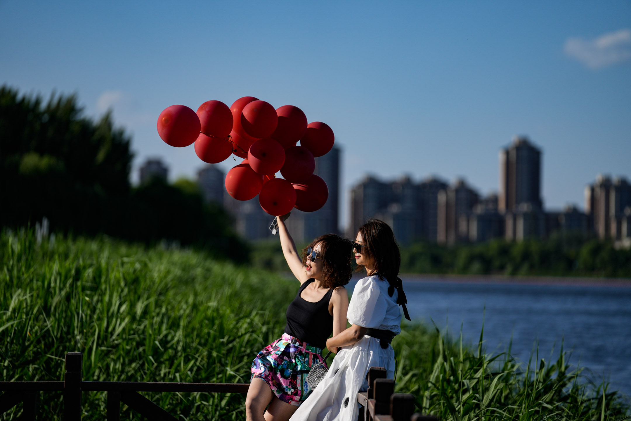 2022年5月30日,中國北京,兩位女士在公園拍照。攝:Fred Lee/Getty Images