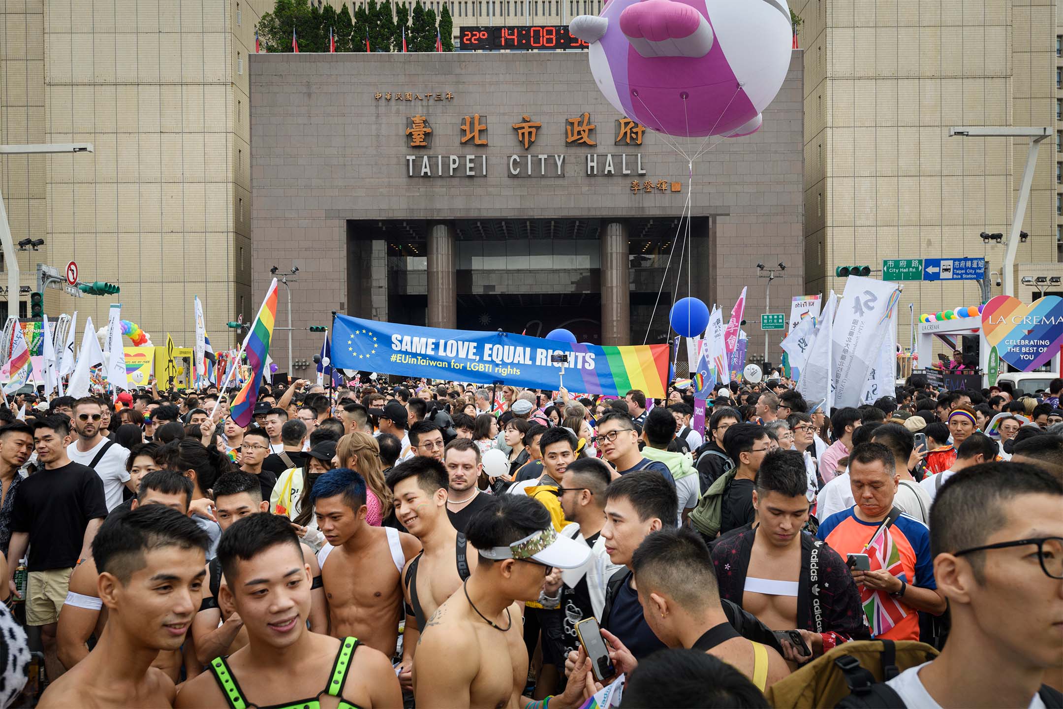 2023年10月28日,台灣LGBT+ Pride,參加者聚集在台北市政府前。攝:Alberto Buzzola/LightRocket via Getty Images
