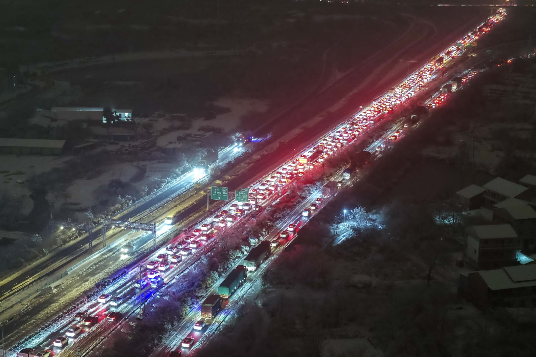 2024年2月4日,中國江蘇省淮安市,大雪下,公路上排著長長的車龍。攝:CFOTO/Future Publishing via Getty Images