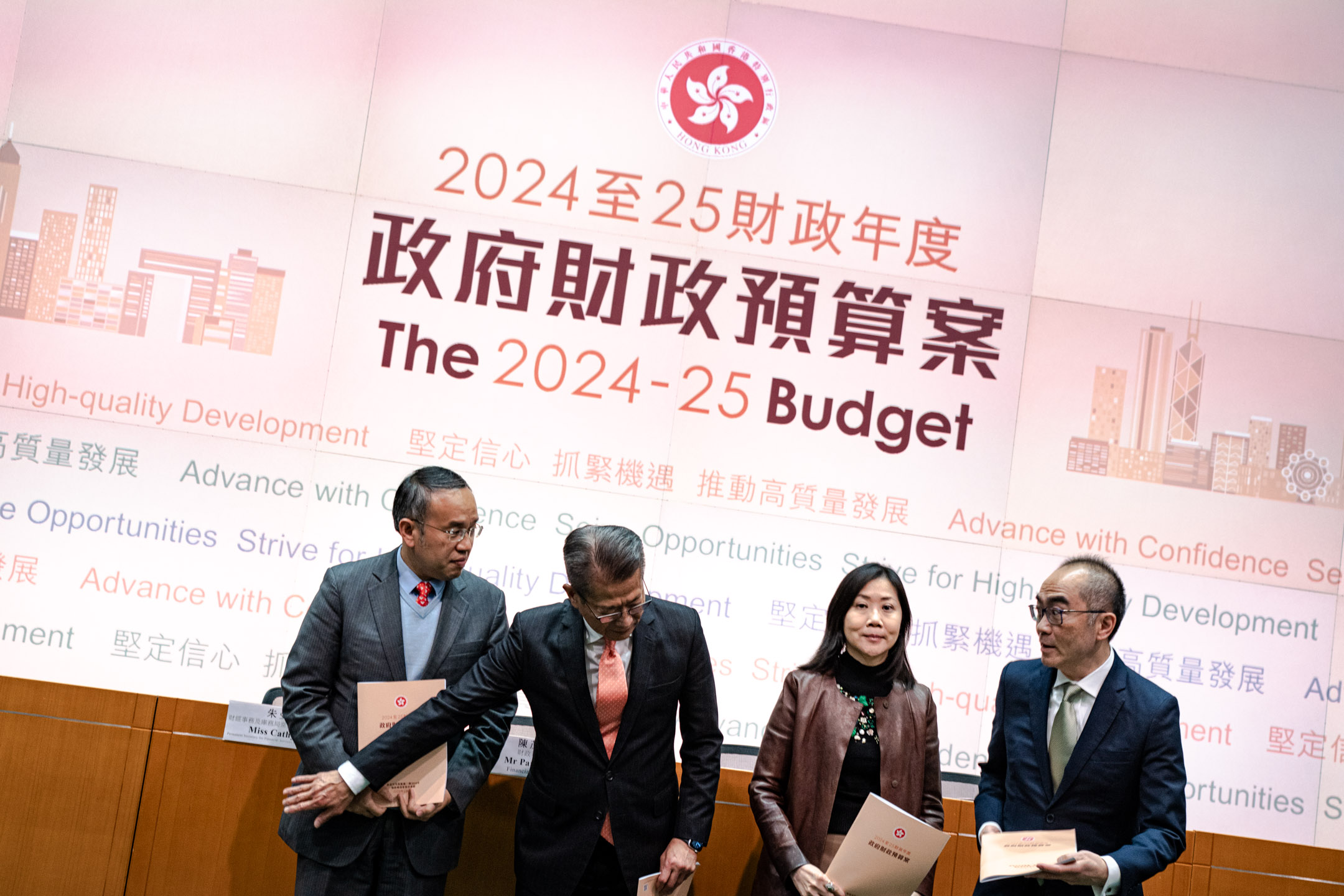 2024年2月28日,财政司司长陈茂波(左2),发表本届任内第二份财政预算案后,连同其他政府官员,在政府总部举办记者会。摄:Ryan Lai/端传媒