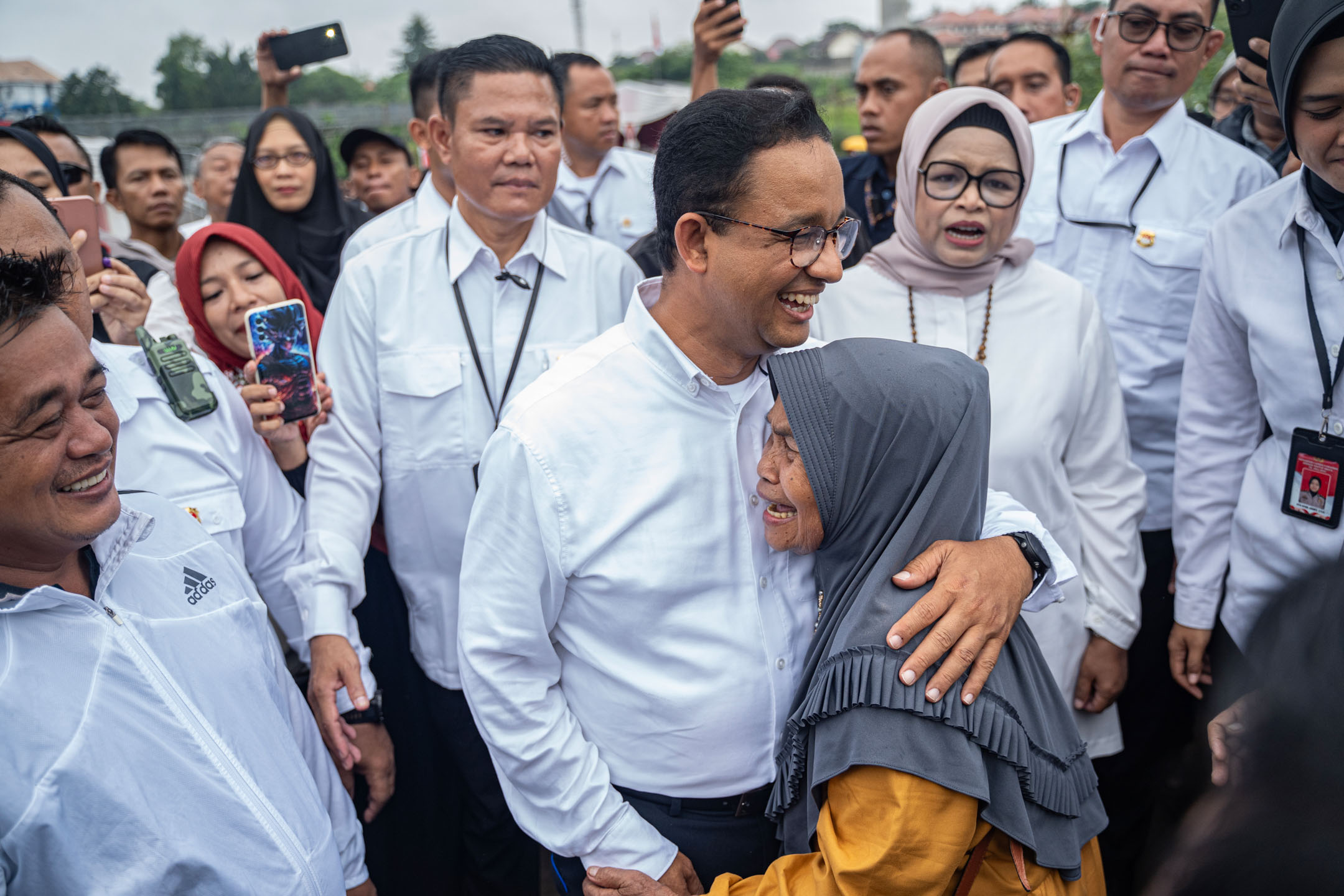 2024年2月14日,阿尼斯(Anies Baswedan)在票站投票後會見支持者。攝:Oscar Siagian/Getty Images