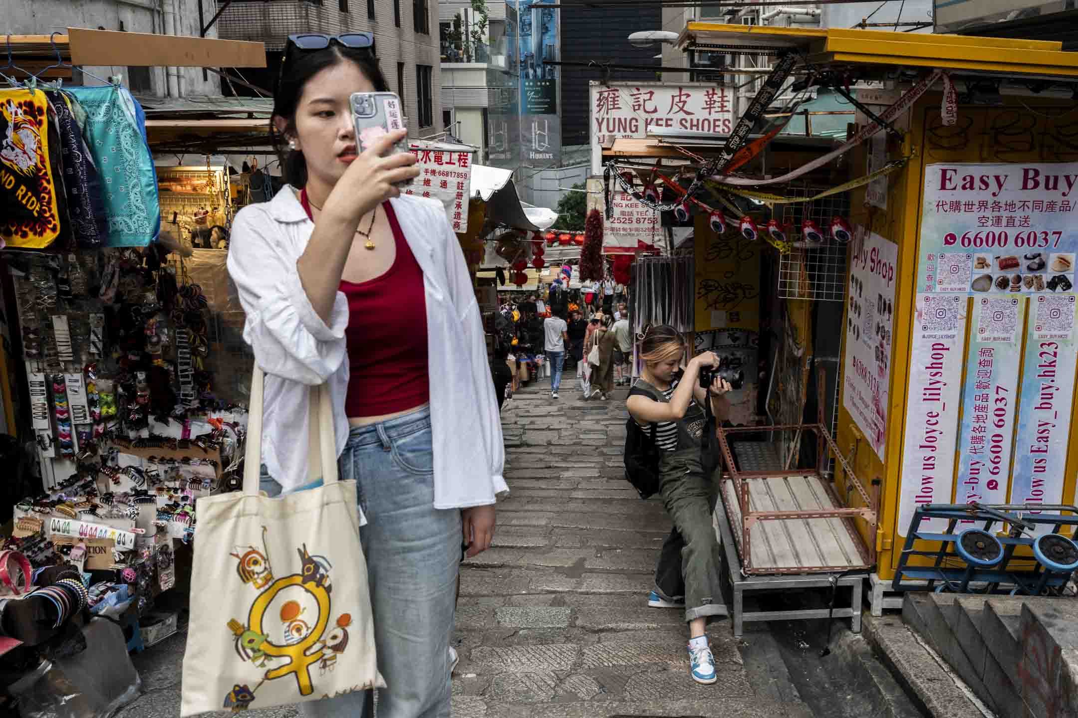 石板街狭窄的路面是游客热门打卡点。摄:林振东/端传媒