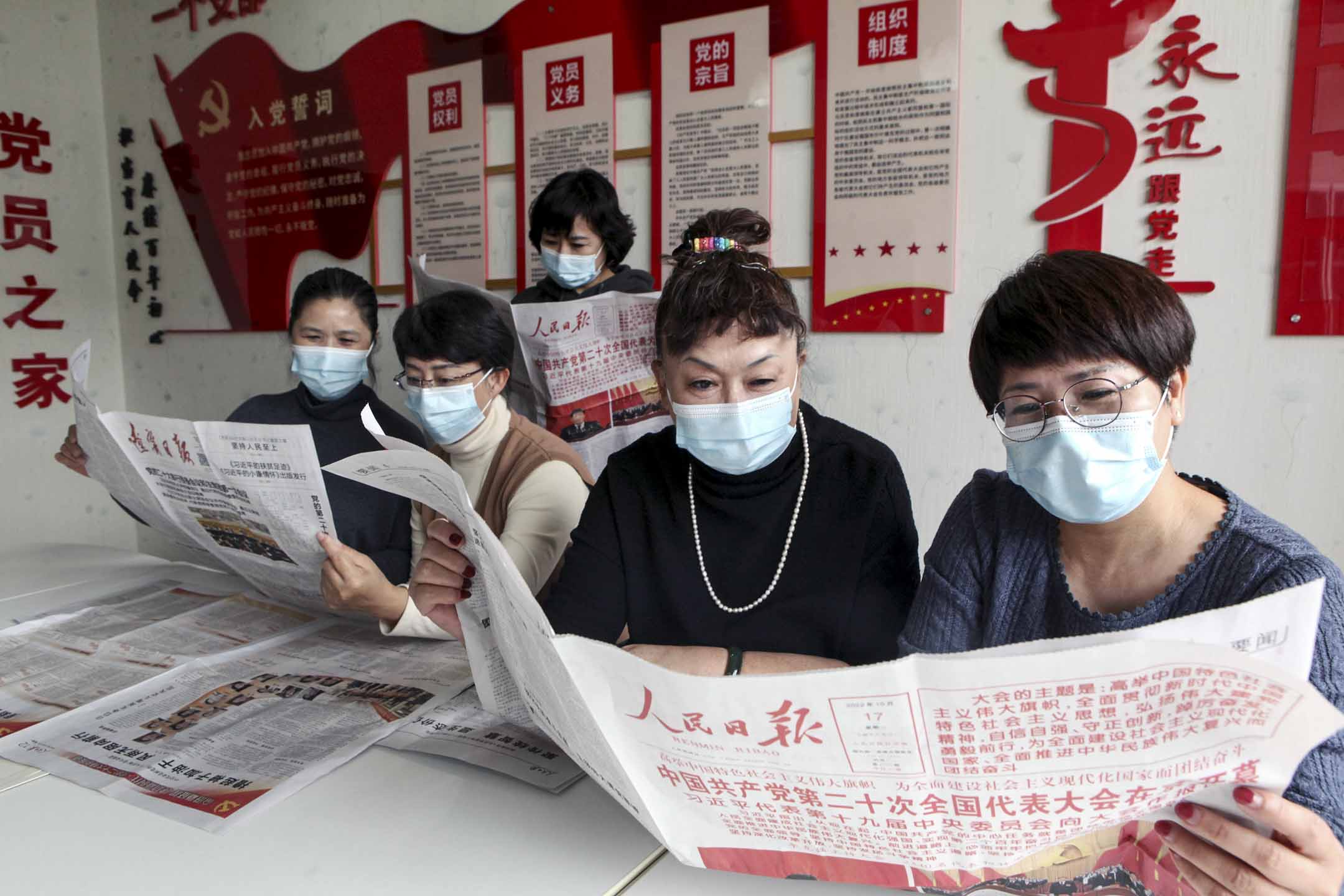 2022年10月17日，中國遼寧瀋陽，市民閱讀人民日報了解中國共產黨新聞。攝：CFOTO/Future Publishing via Getty Images