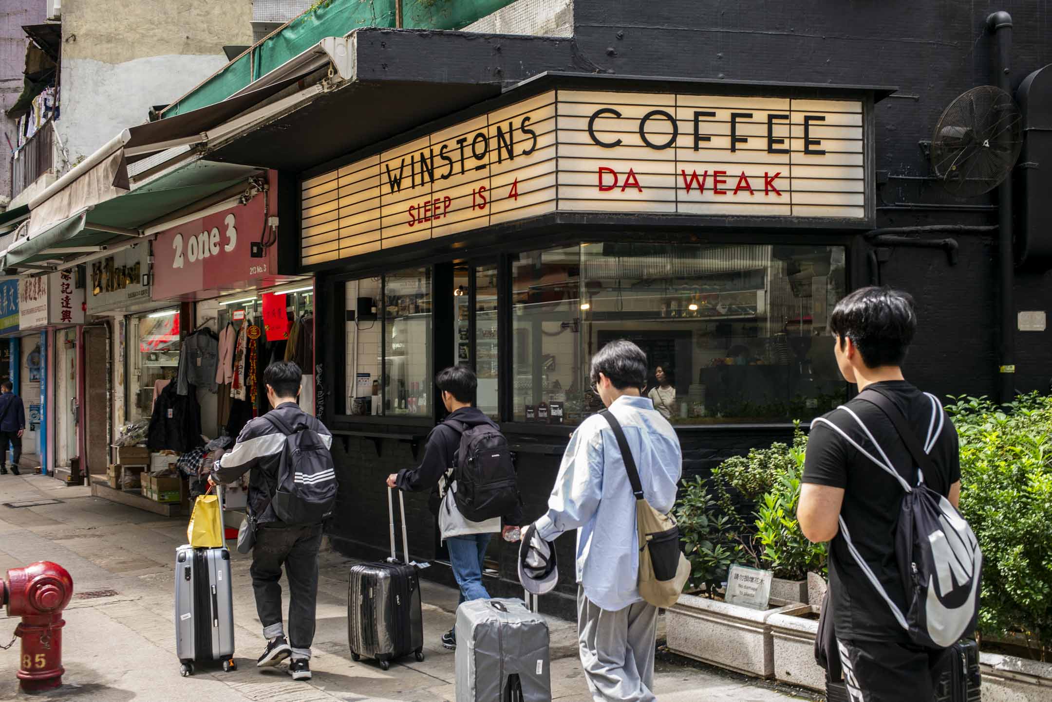 西营盘的 Winstons Coffee 门口是游客打卡热点。摄:林振东/端传媒