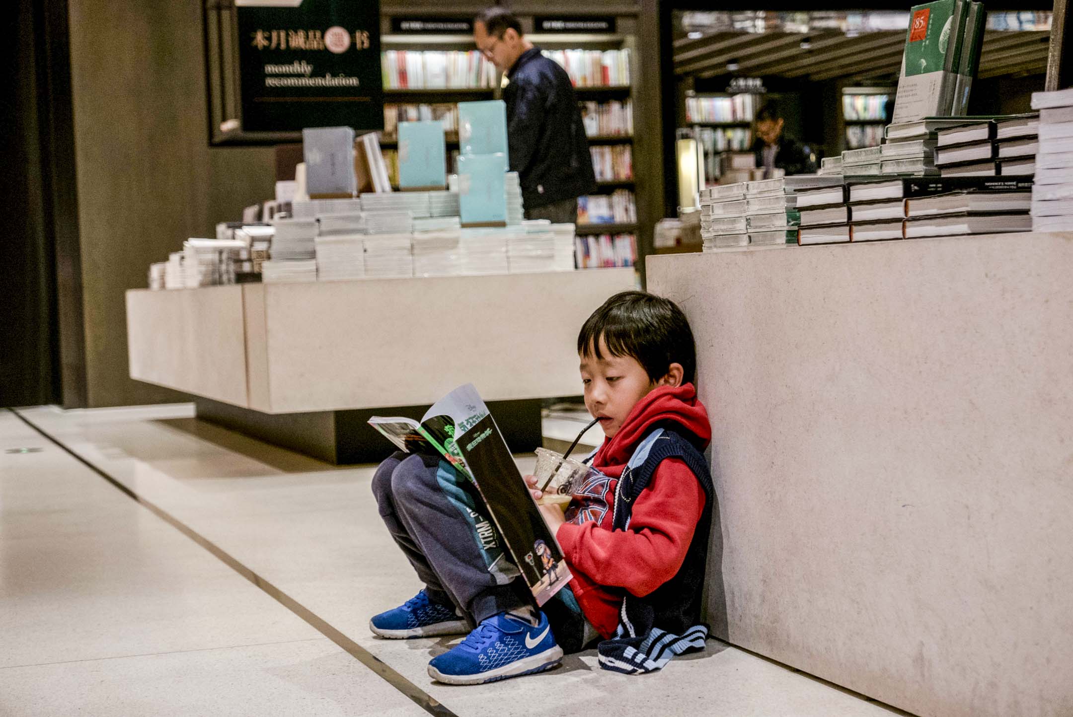 中國蘇州一個小男孩坐在誠品書店的地板上讀書。攝:Zhang Peng/LightRocket via Getty Images