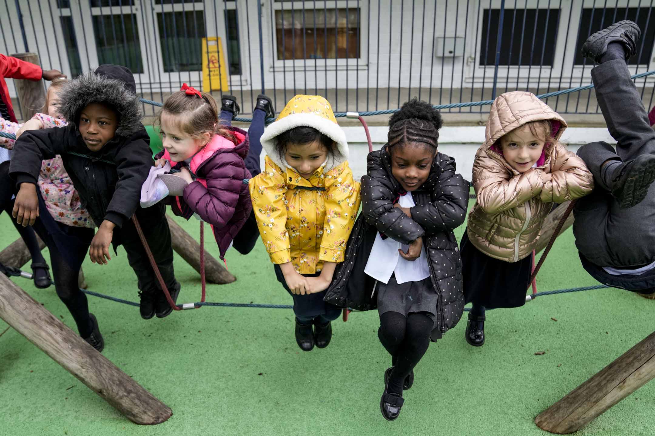 英國一間小學的學生在玩鞦韆。攝:Alastair Grant/Reuters/達志影像