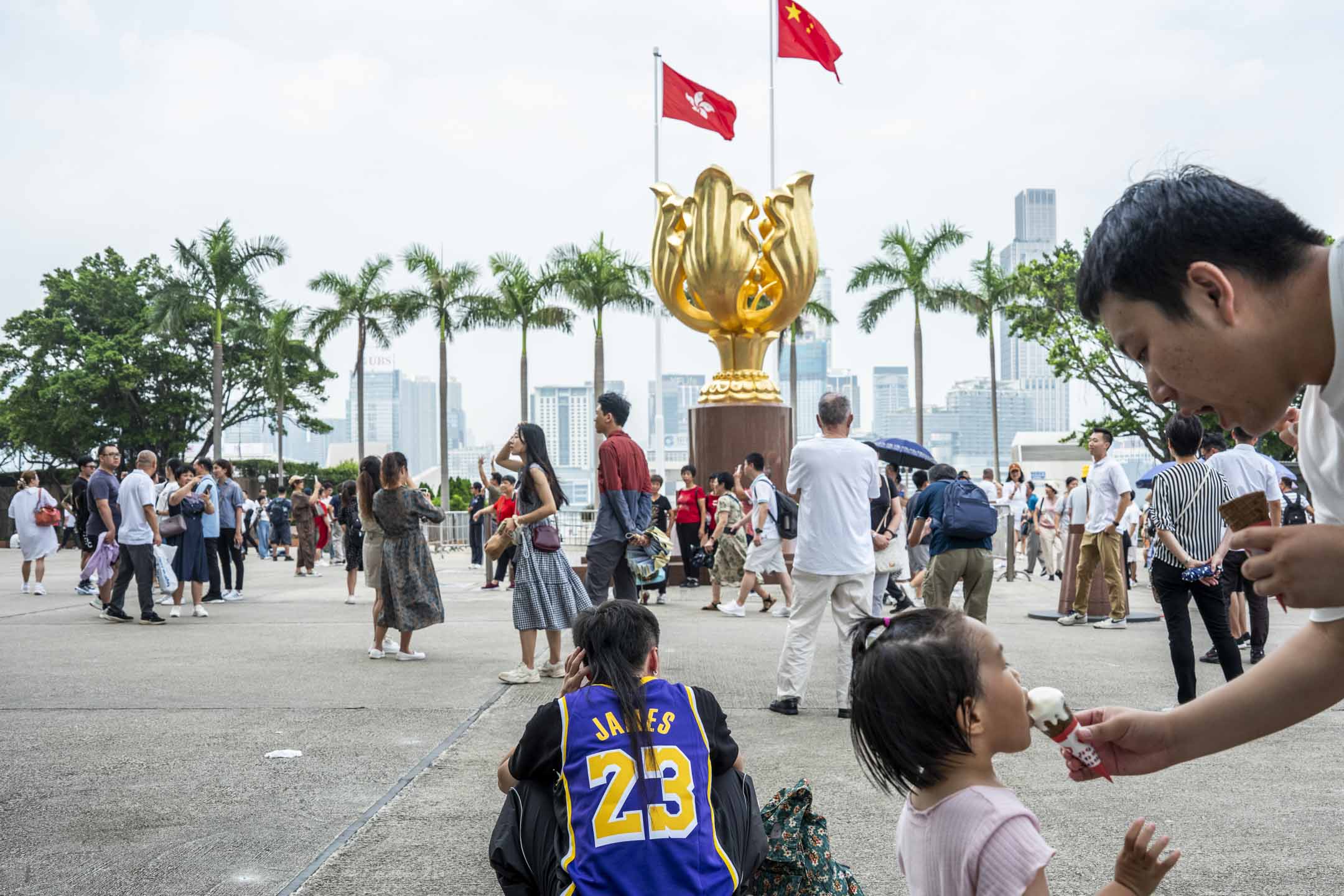 游客在湾仔金紫荆广场外拍照。摄:林振东/端传媒