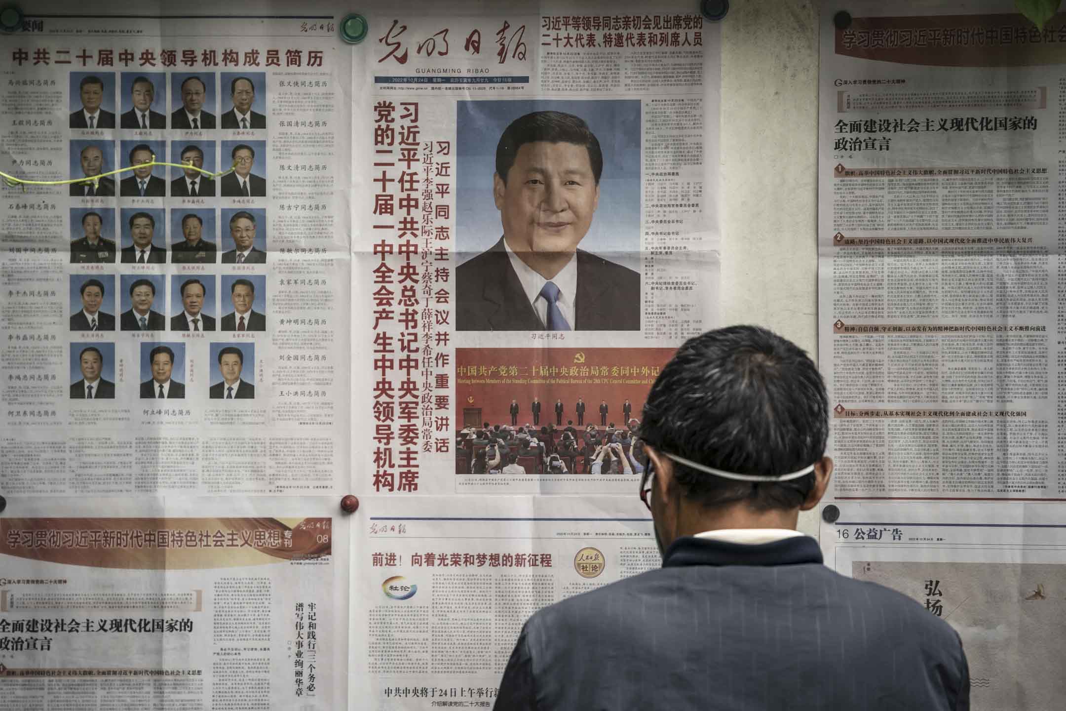 2022年10月26日，中國上海，居民們正在閱讀刊登中國國家主席習近平的報章。攝：Qilai Shen/Bloomberg via Getty Images