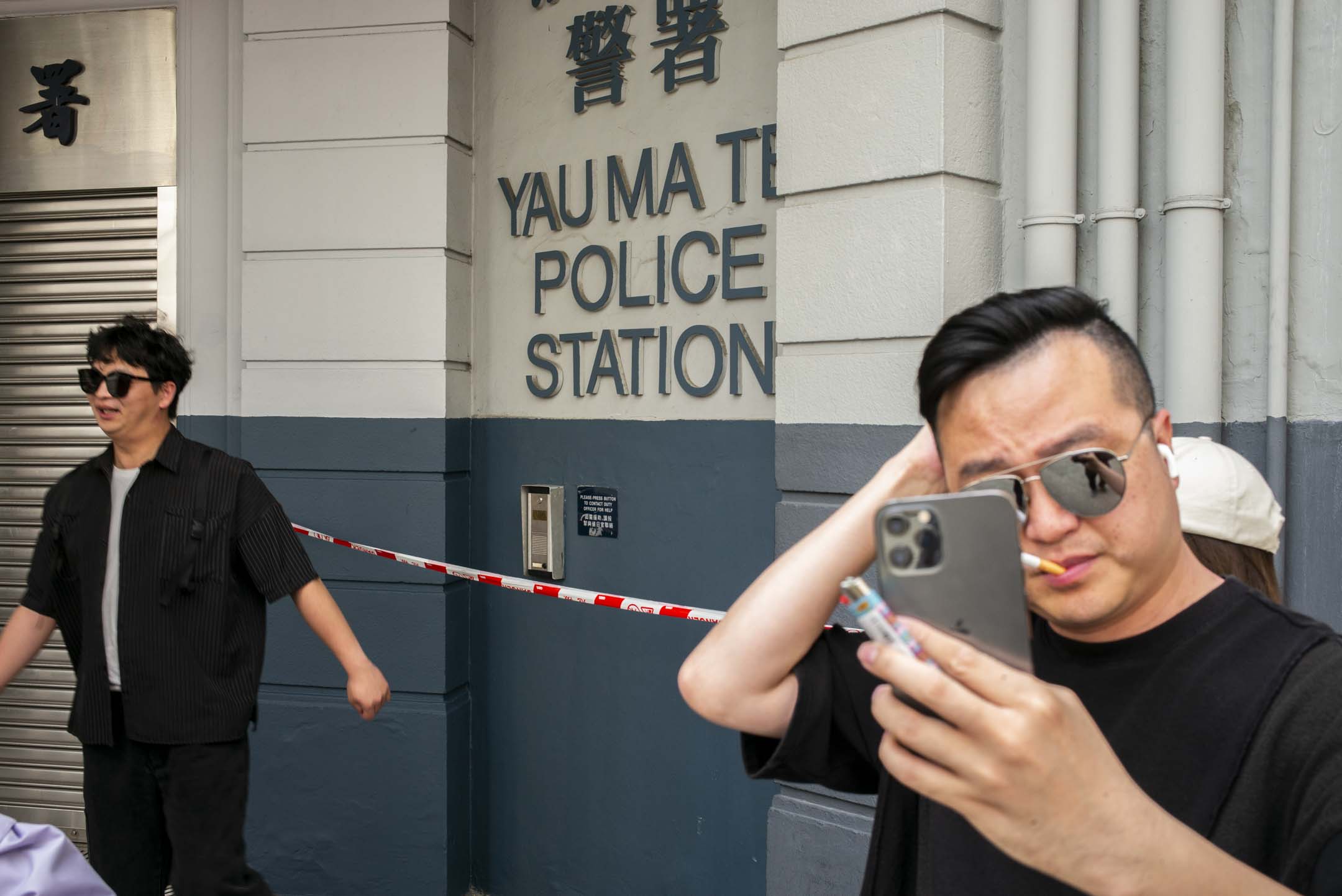 油麻地警署拥挤的打卡人潮,通常从早上一直持续到下午五点左右才开始散去。摄:林振东/端传媒