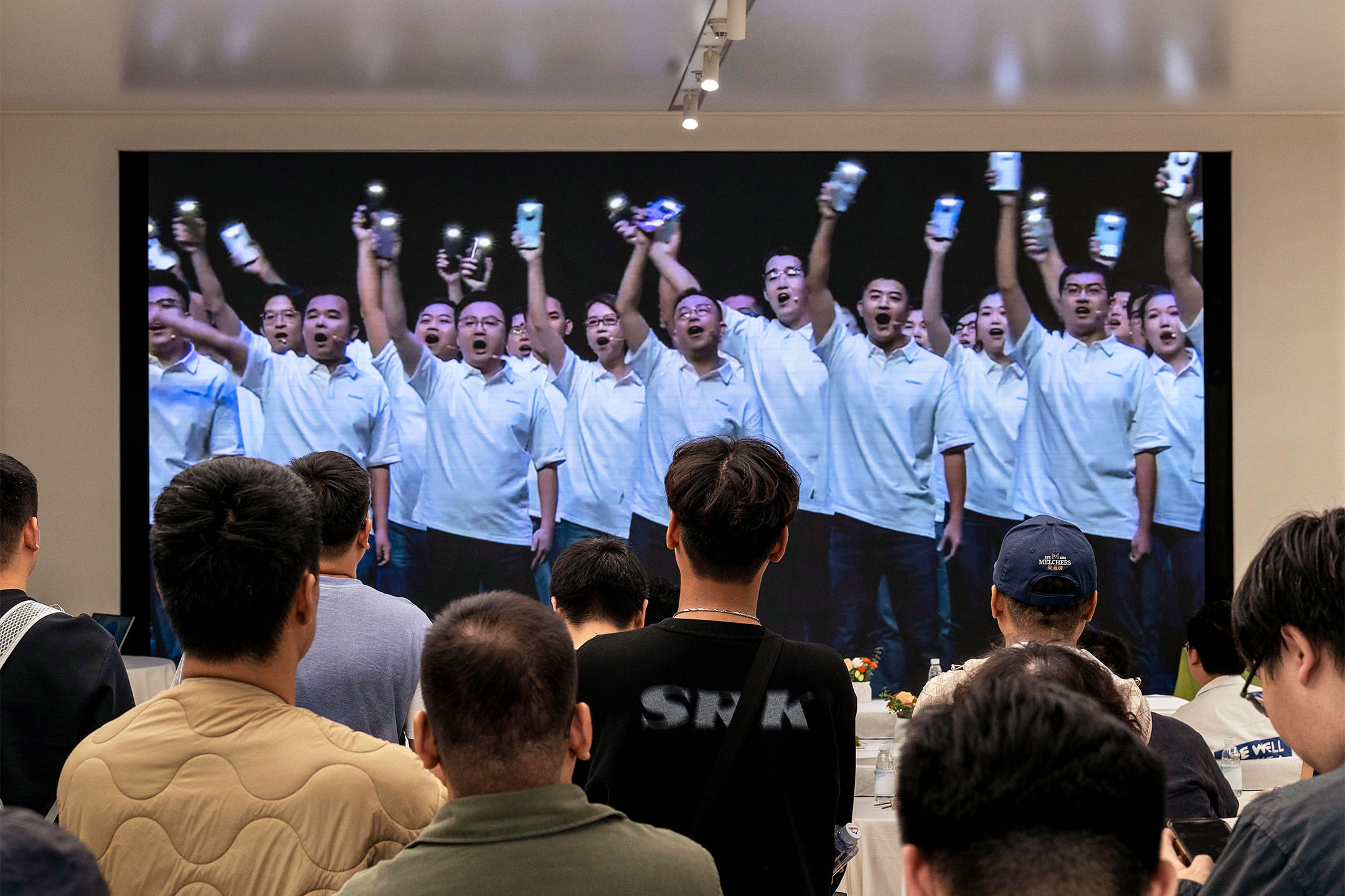 2023年9月25日,中國北京,顧客在觀看新華為Mate 60的產品發布會。攝:Kevin Frayer/Getty Images