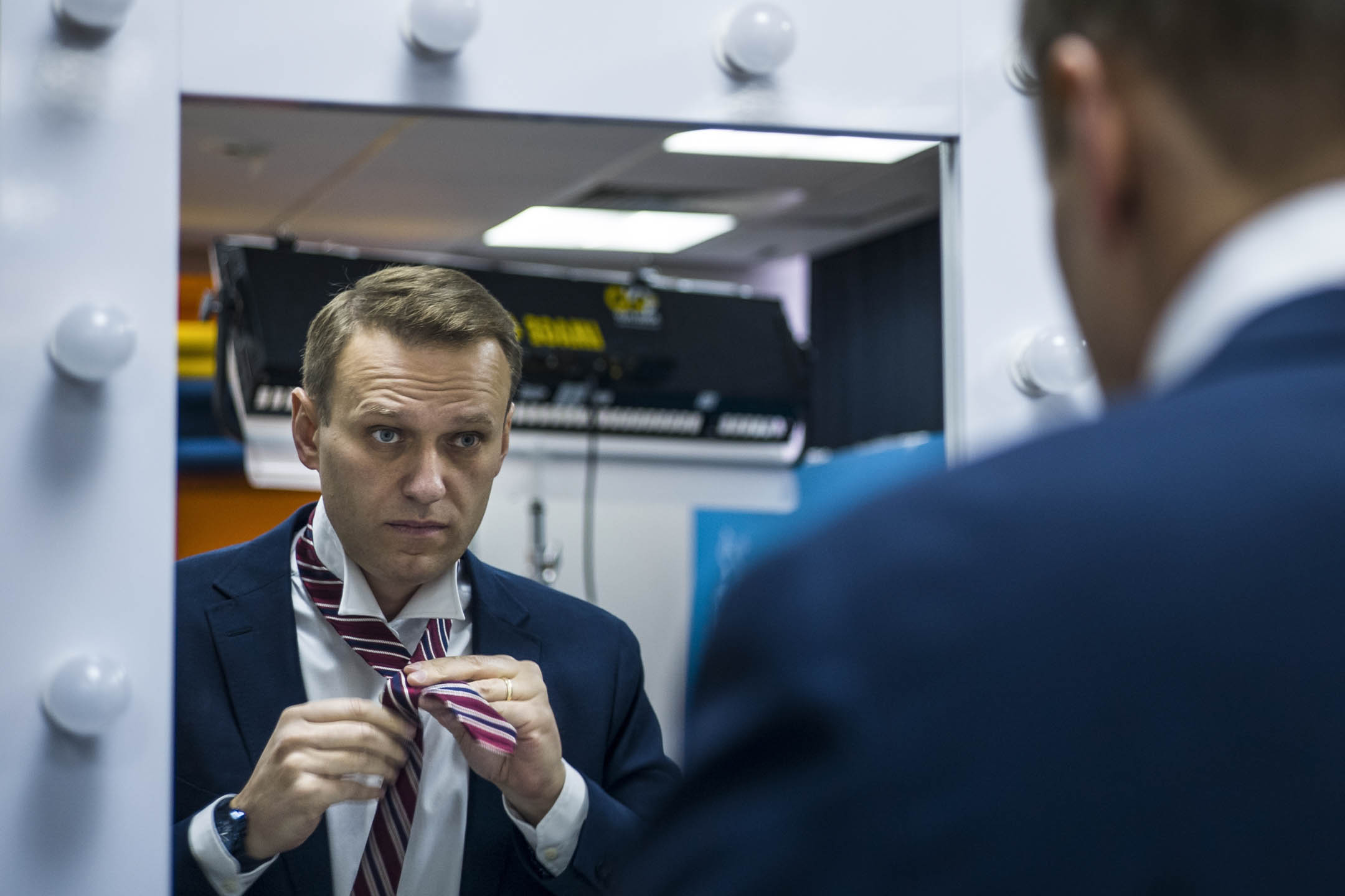 2017年12月18日，俄罗斯反对派领袖纳瓦尼 (Alexei Navalny) 在俄罗斯莫斯科接受美联社采访前做好准备。摄：Alexander Zemlianichenko/AP/达志影像