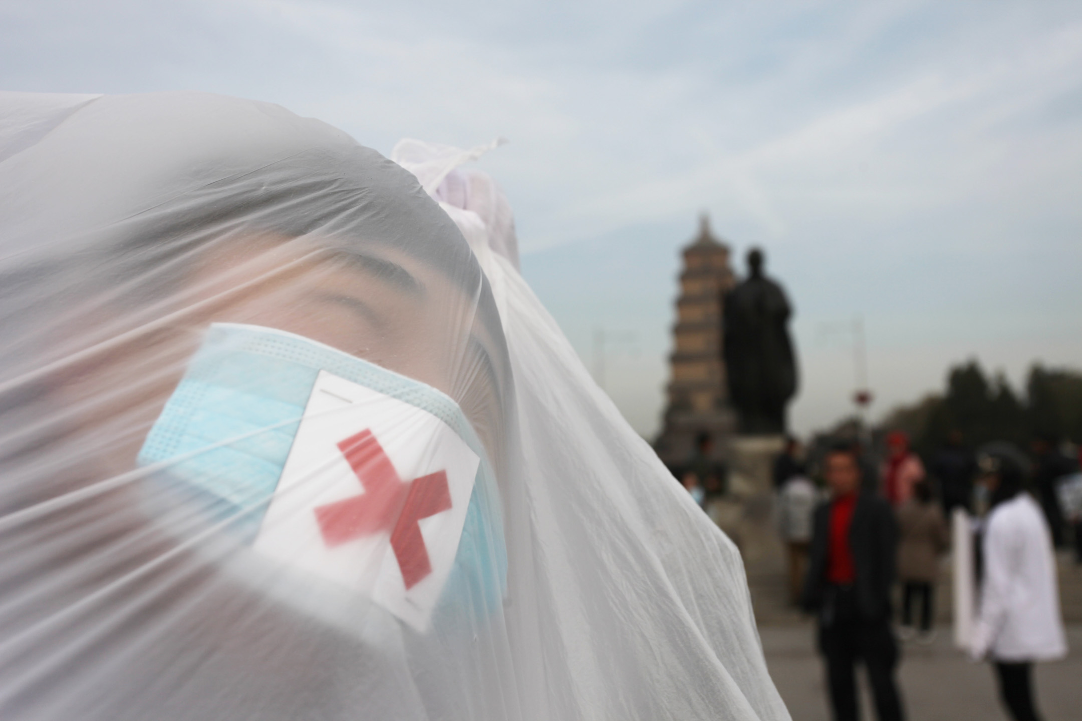 2013年12月5日,中國西安,大學生在街頭上用用塑膠袋進行行為藝術。攝:Getty Images