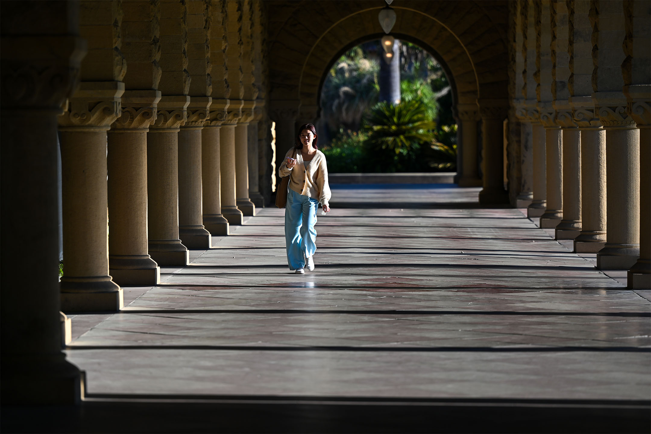 2023年7月27日，美國加州，一名學生經過史丹佛大學的大廳。攝：Tayfun Coskun/Anadolu Agency via Getty Images