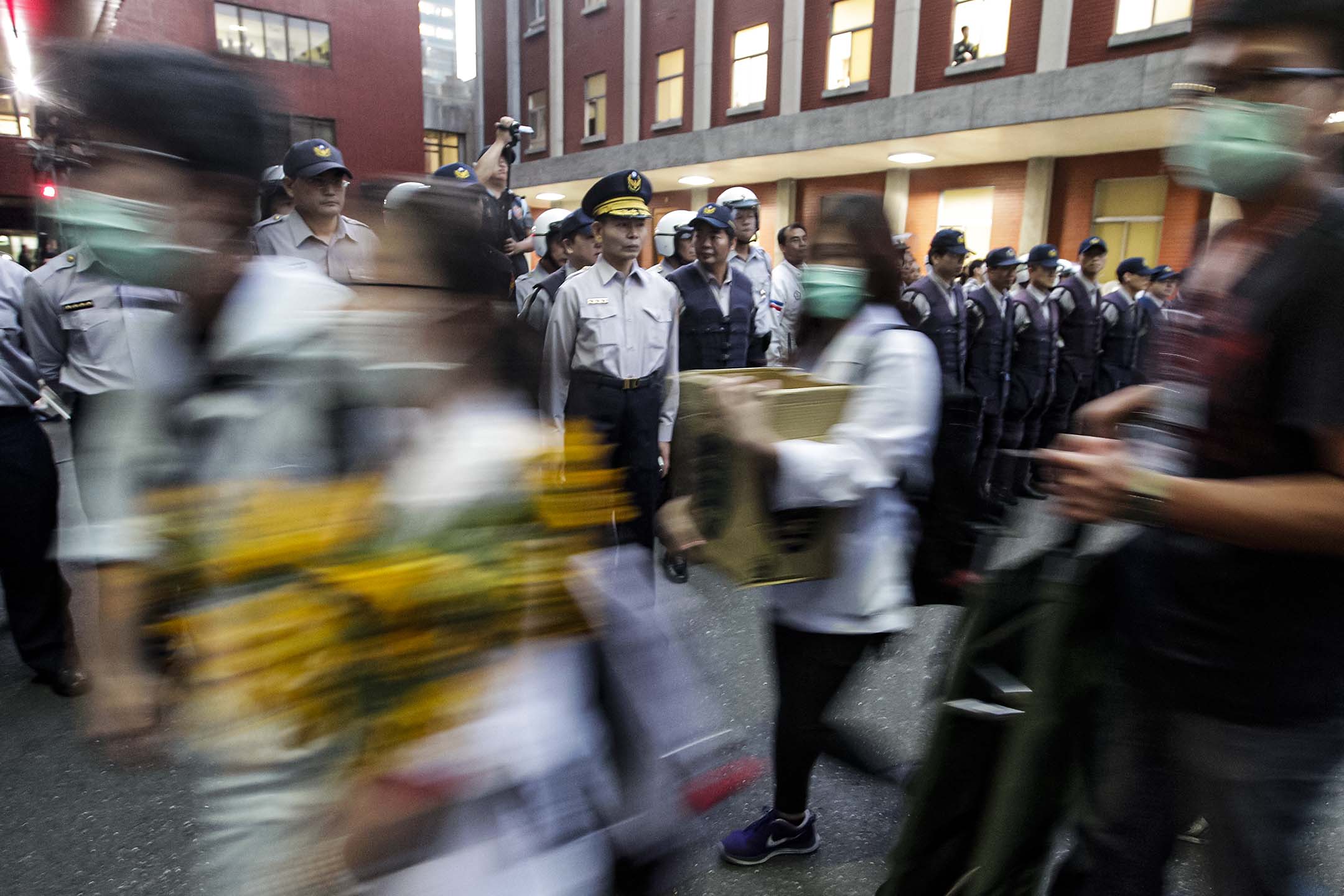 2014年4月10日,台北,示威者列隊離開立法院。攝:Pichi Chuang/Reuters/達志影像