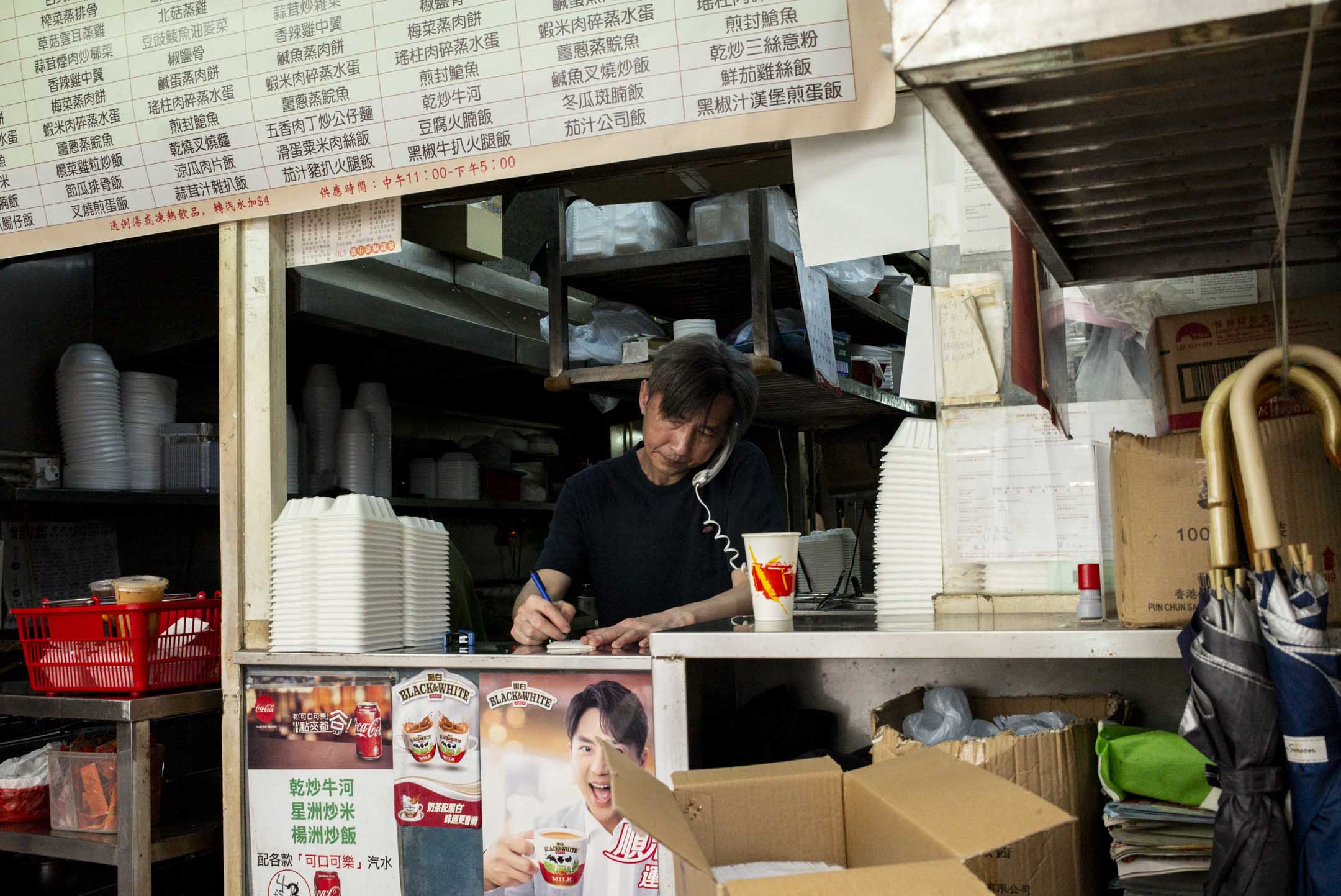 旺角平价快餐店的李先生。摄:林振东/端传媒