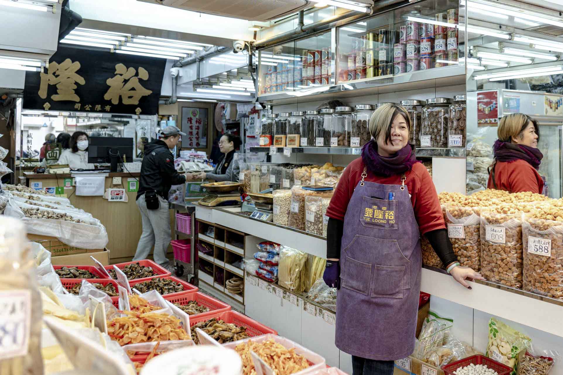 西营盘海味店的吴老板。摄:Ryan Lai/端传媒