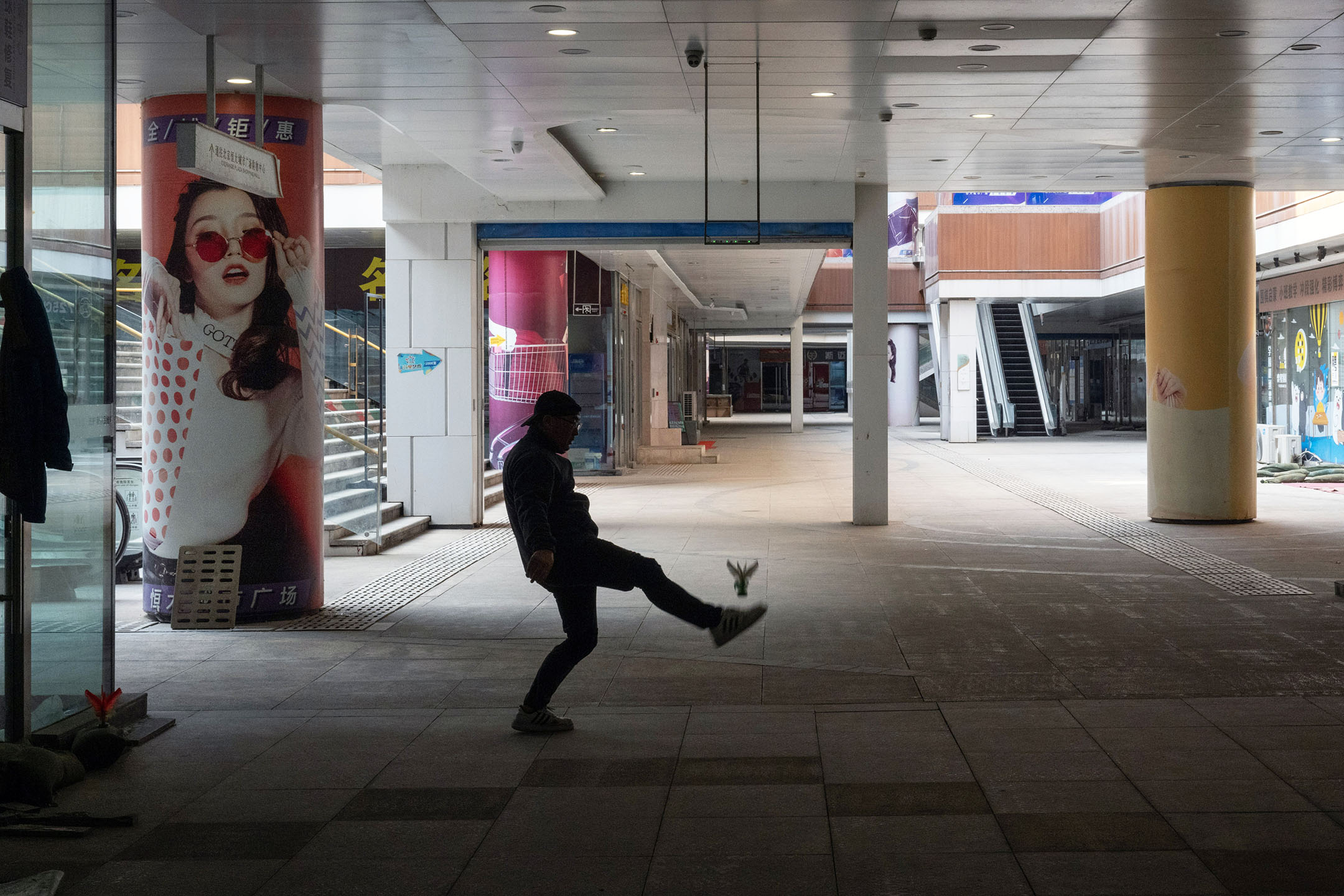 2024年1月31日,中国北京,市民在的购物中心内踢毽子。图:Bloomberg