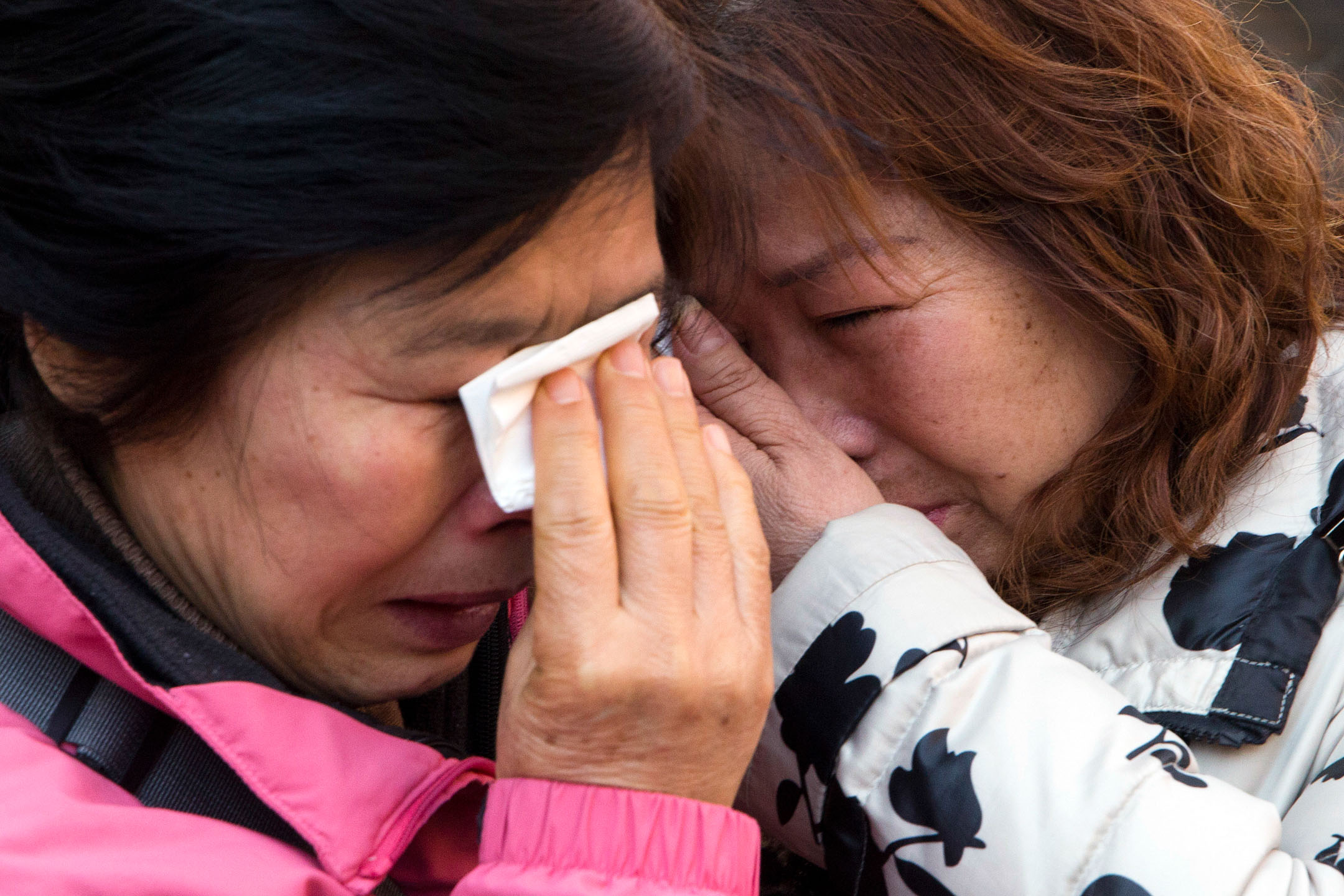 2016年3月7日，中國北京，馬航370客機乘客親屬提起訴訟後在交通法庭外哭泣。攝：Ng Han Guan/AP/達志影像