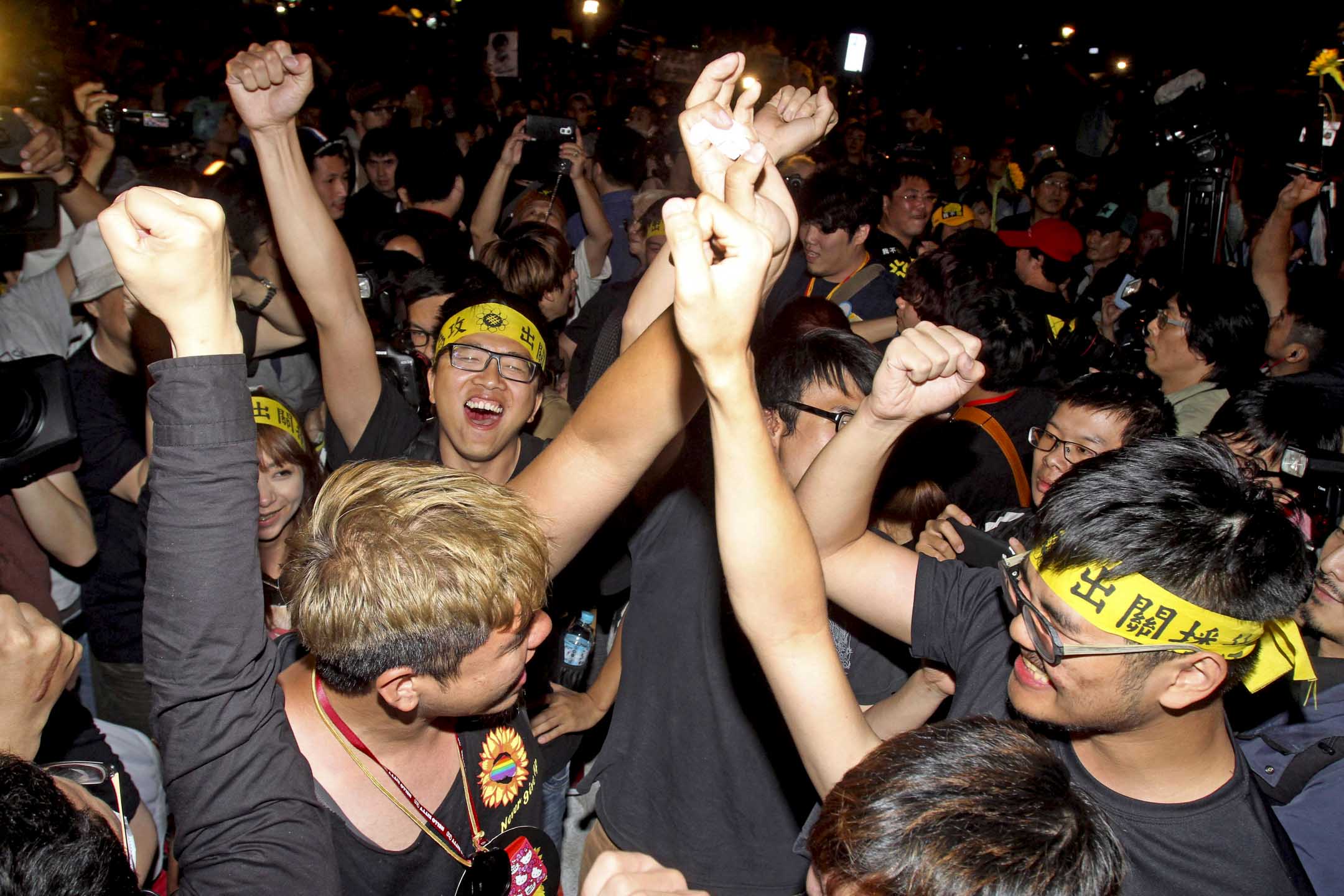2014年4月10日,太陽花學運的學生離開立法院時歡呼。攝:Chiang Ying-ying/AP/達志影像