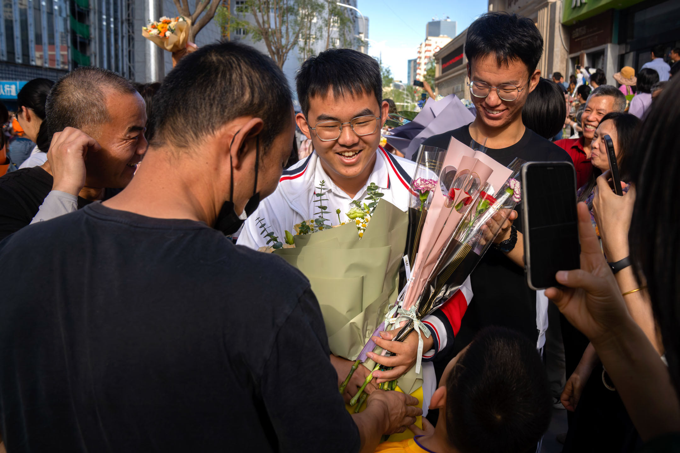 2023年6月10日，中國北京，中國高考最後一天結束後，一名學生的親戚前來迎接。攝：Mark Schiefelbein/AP/達志影像
