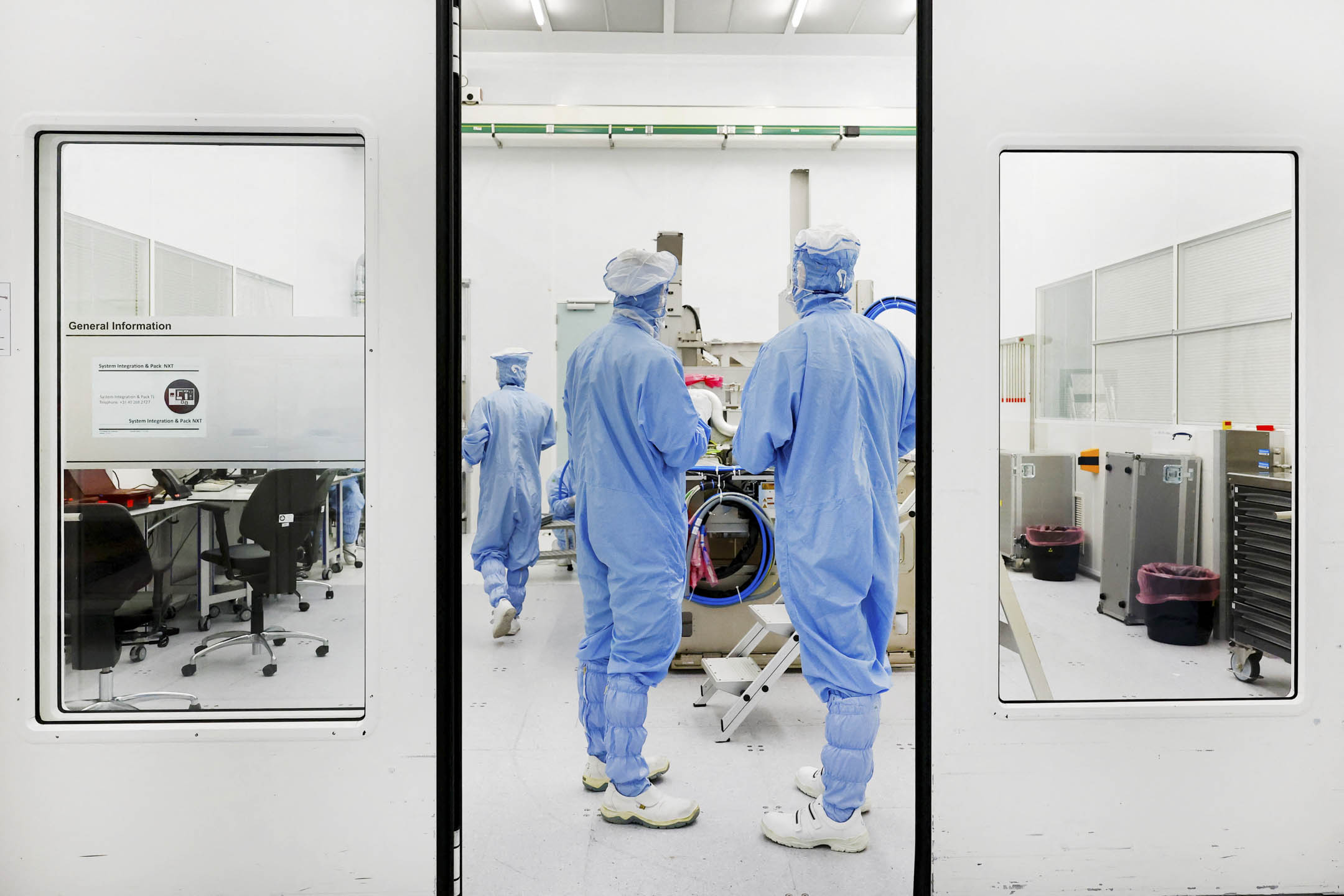 2023年6月16日，荷蘭費爾德霍溫， ASML 組裝工程師正在使用 TWINSCAN DUV 微影系統工作。攝：Piroschka van de Wouw/Reuters/達志影像