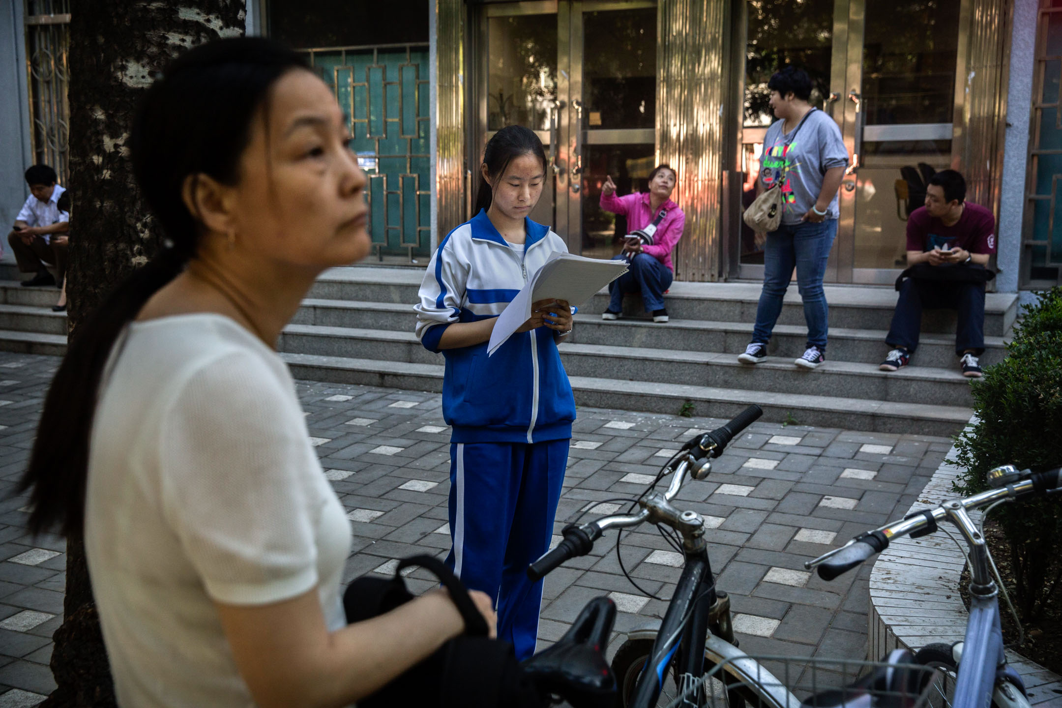 2015年6月8日，中國北京，一名學生在考試前看課本。攝：Kevin Frayer/Getty Images