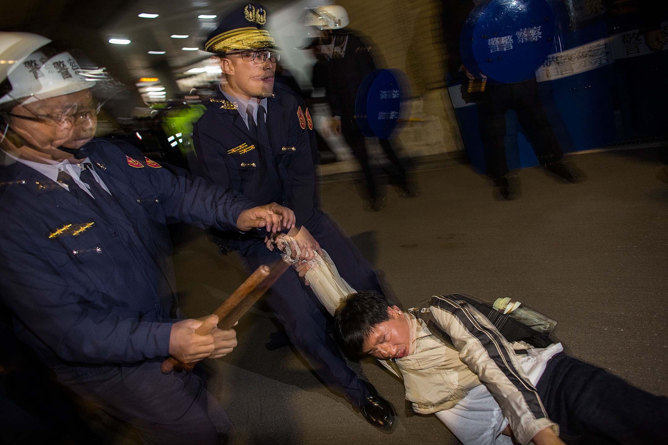 2014年3月23日,台北,防暴警察在行政院外與學生示威者發生衝突。攝:Lam Yik Fei/Getty Images
