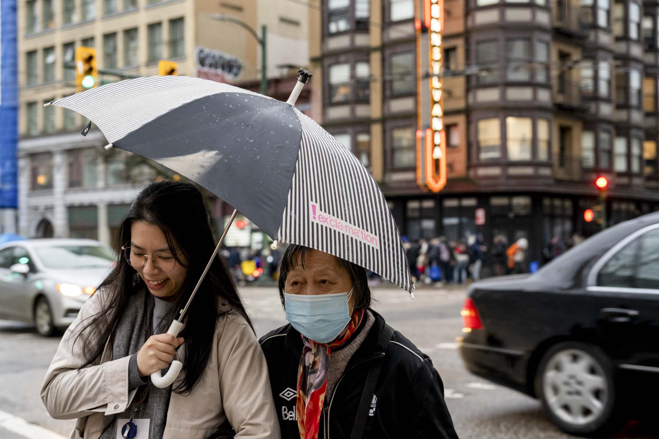 呀Be 与其服务机构协助的老人从温哥华华埠(唐人街)走回老人所住的街区,途径治安不彰的市中心东区,转角为一家前身为酒店的露宿者宿舍。摄:Galileo Cheng/端传媒