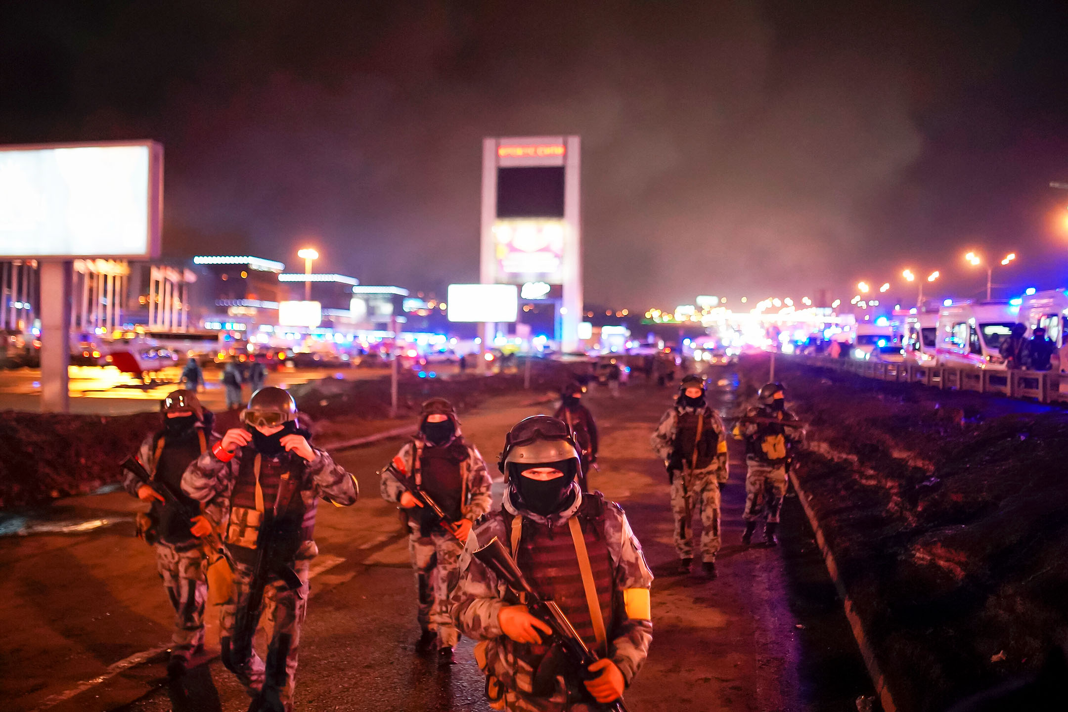 2024年3月23日,俄罗斯国民警卫队驻守在音乐厅外。摄:Alexander Avilov/Moscow News Agency via AP/达志影像