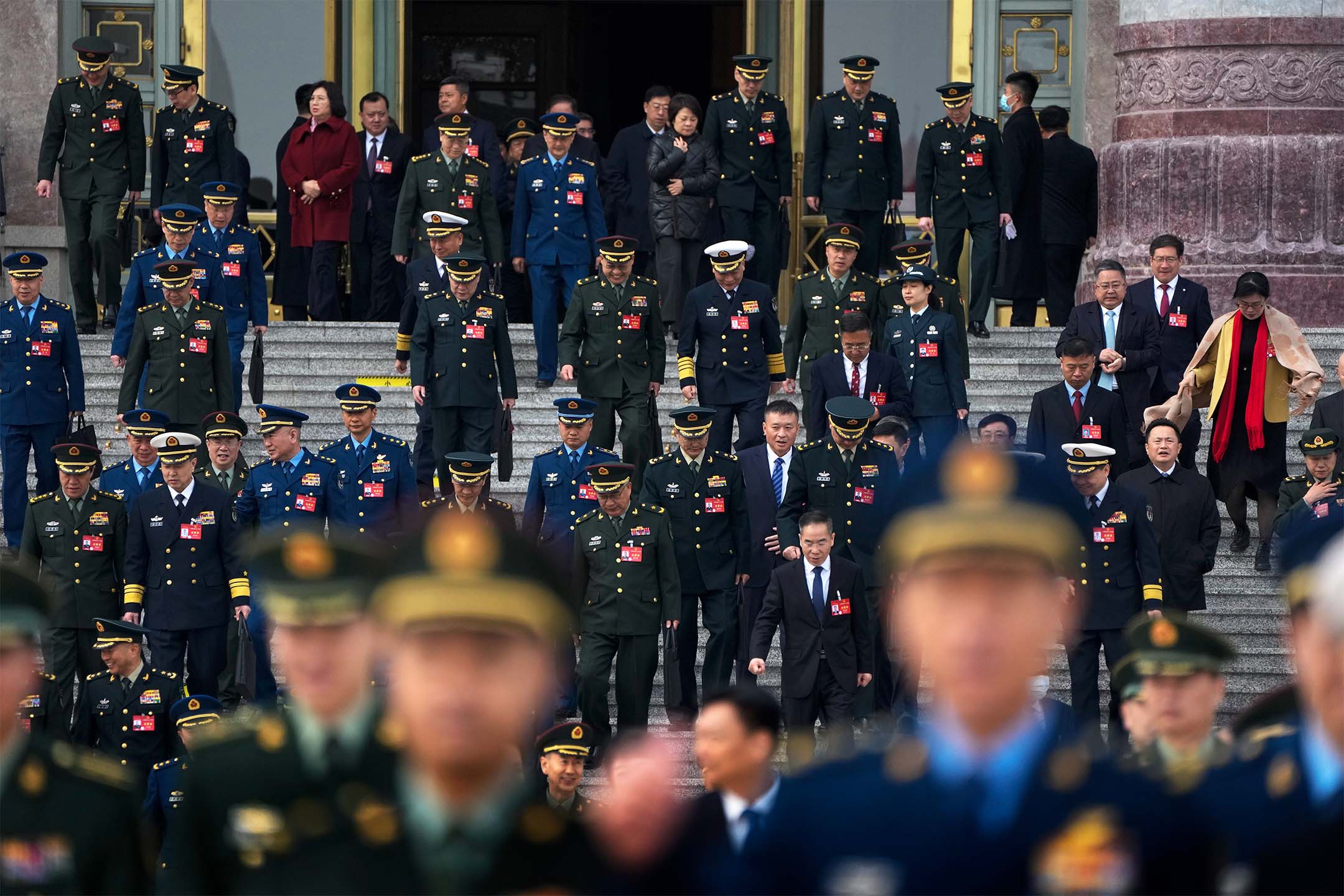 2024年3月4日,中國北京,第十四屆全國人民代表大會第二次會議開幕,軍官出席會議後離開人民大會堂。攝:Andy Wong/AP/達志影像
