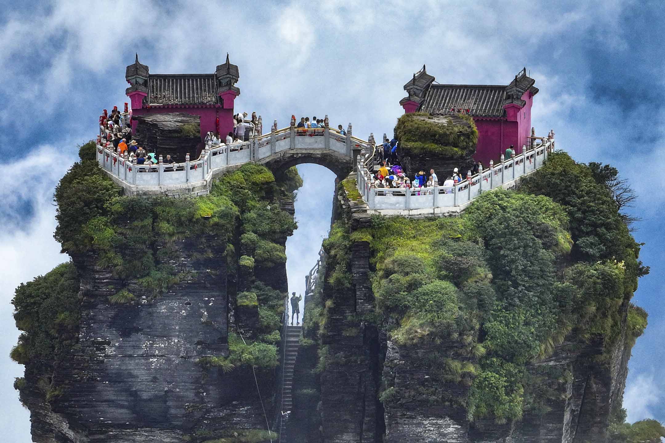2023年7月23日,中国贵州省铜仁,游客游览梵净山。摄:Hu Panxue/VCG via Getty Images