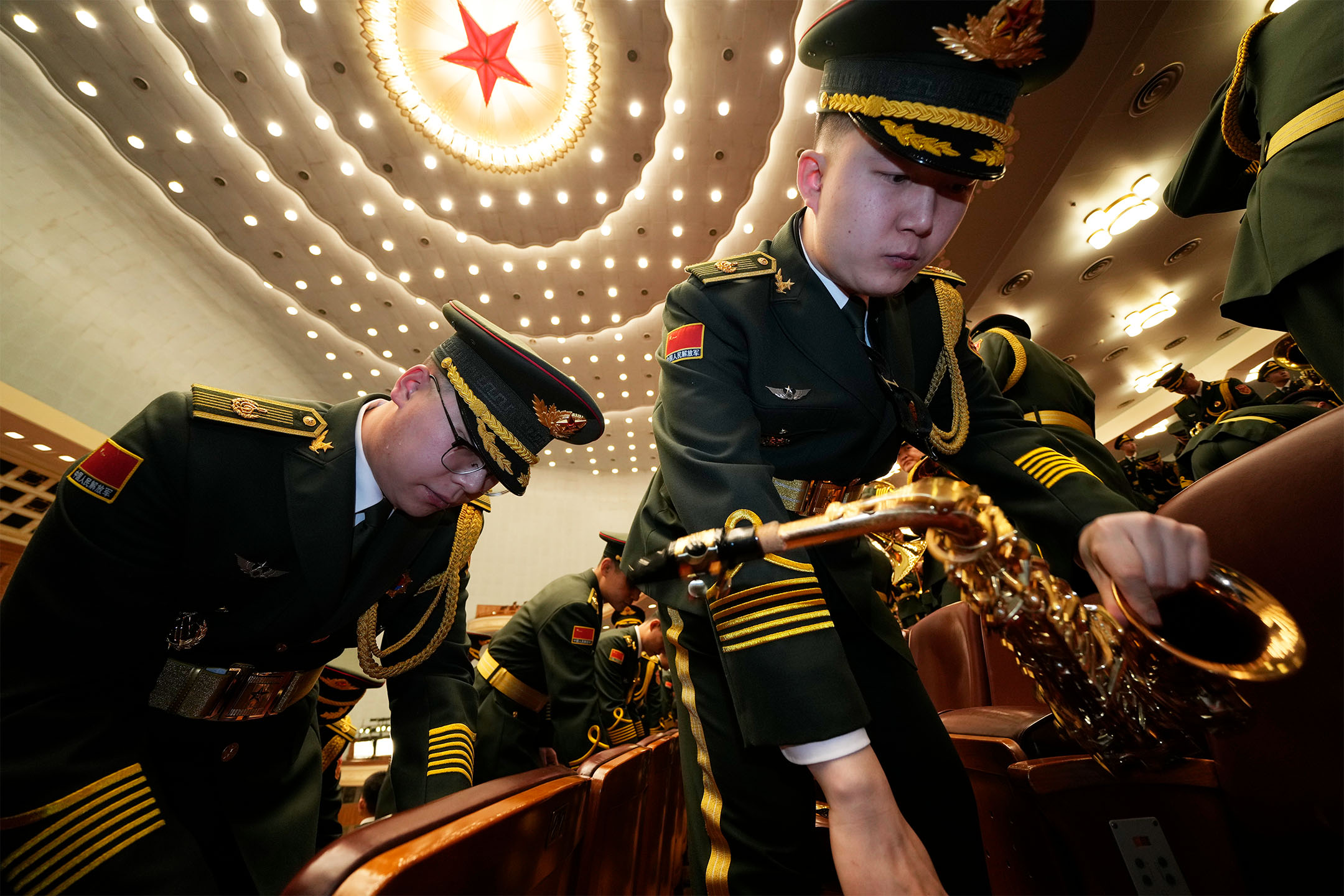 2024年3月4日,中國北京,第十四屆全國人民代表大會第二次會議開幕,軍樂隊成員在為開幕式做準備。攝:Ng Han Guan/AP/達志影像