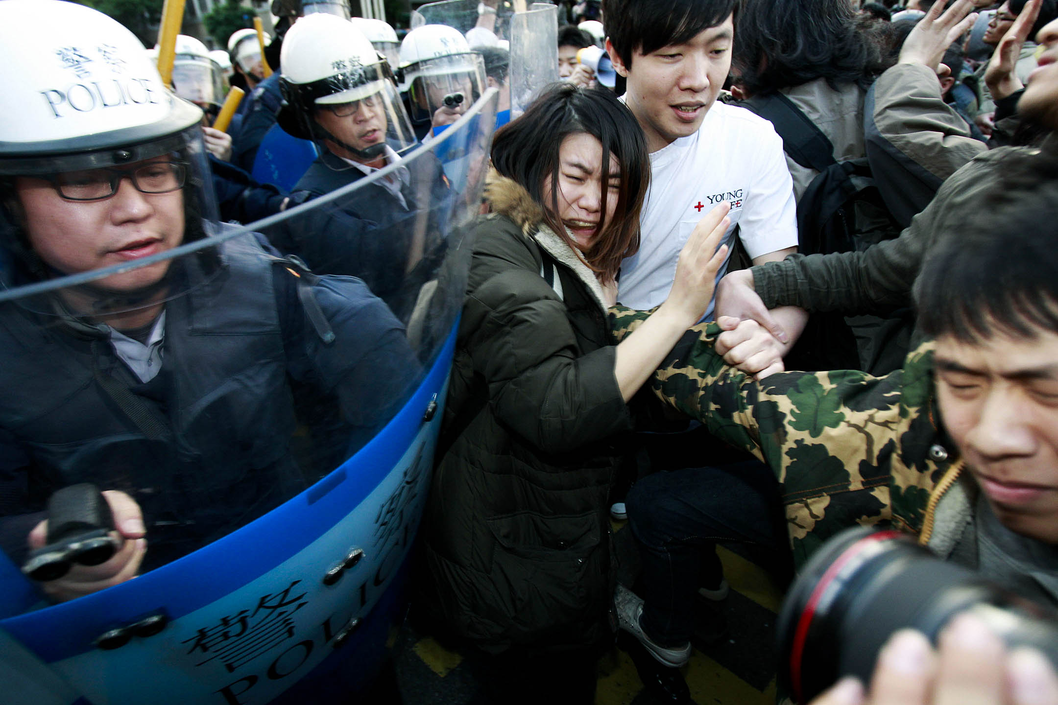 2014年3月24日,台北,示威的学生被防暴警察强迫离开行政院。摄:Wally Santana/AP/达志影像