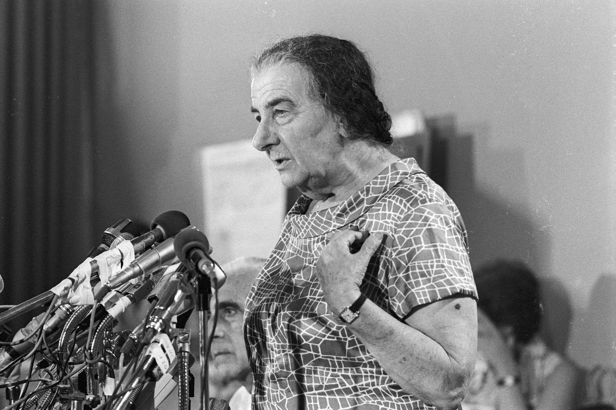 1973年10月13日,以色列特拉維夫,以色列總理果爾達·梅厄夫人在新聞發布會上。攝:Fred Ihrt/LightRocket via Getty Images