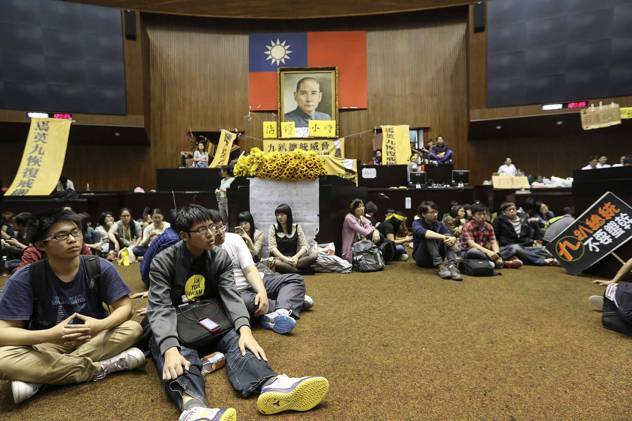 2014年3月19日,太陽花學運的學生繼續佔領立法院。攝:Patrick Lin/Reuters/達志影像